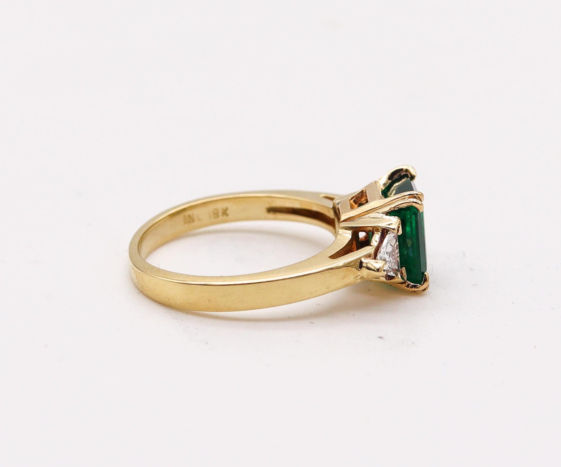 AGL Certified 18kt Gold Classic Ring with 2.52 Cts Green Emerald and Diamonds For Sale 1
