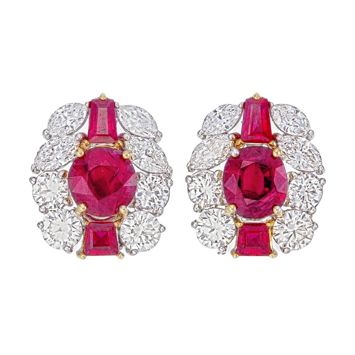 Ein elegantes Paar  Die Rubin- und Diamantohrringe von Rewa Jewels sind aus 18 Karat Weißgold gefertigt.

Das Mittelstück besteht aus natürlichen, unbehandelten birmanischen Rubinen im Kissenschliff mit einem Gewicht von etwa 2,22 Karat. Umgeben von