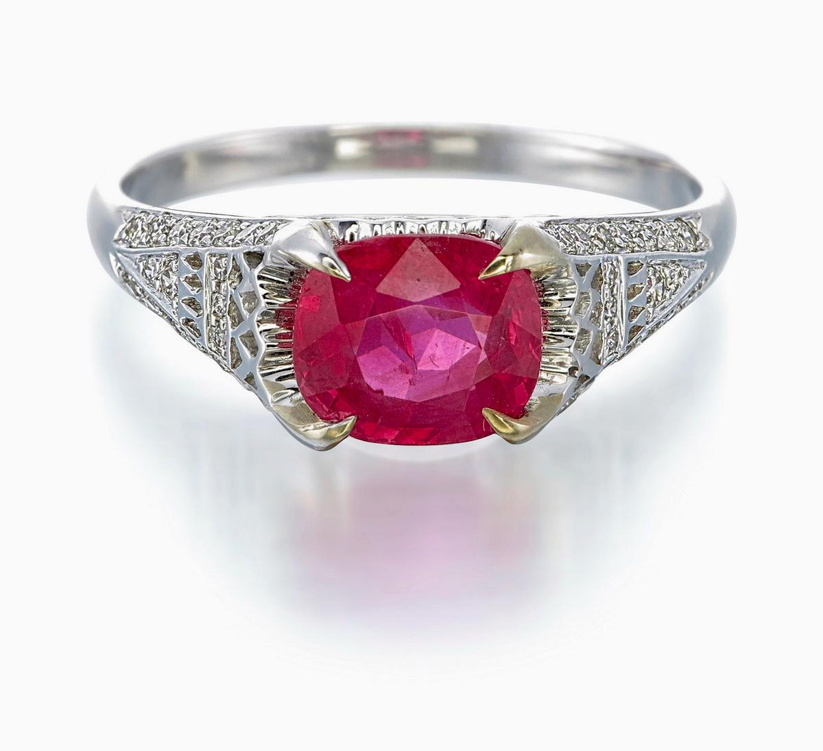 Este anillo, una creación de Rewa Jewelry, exhibe un rubí rojo de 1,98 quilates. El anillo está certificado como 