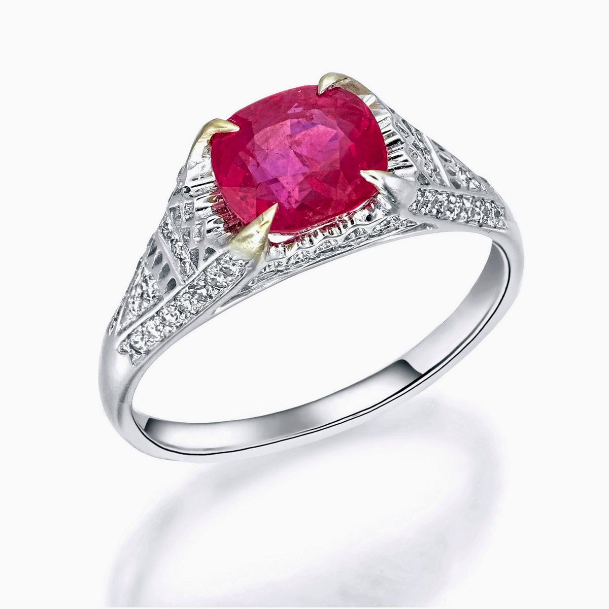 AGL Anillo de rubí birmano certificado tailandés de 1,98 quilates sin calor en oro de 18 quilates Corte cojín en venta