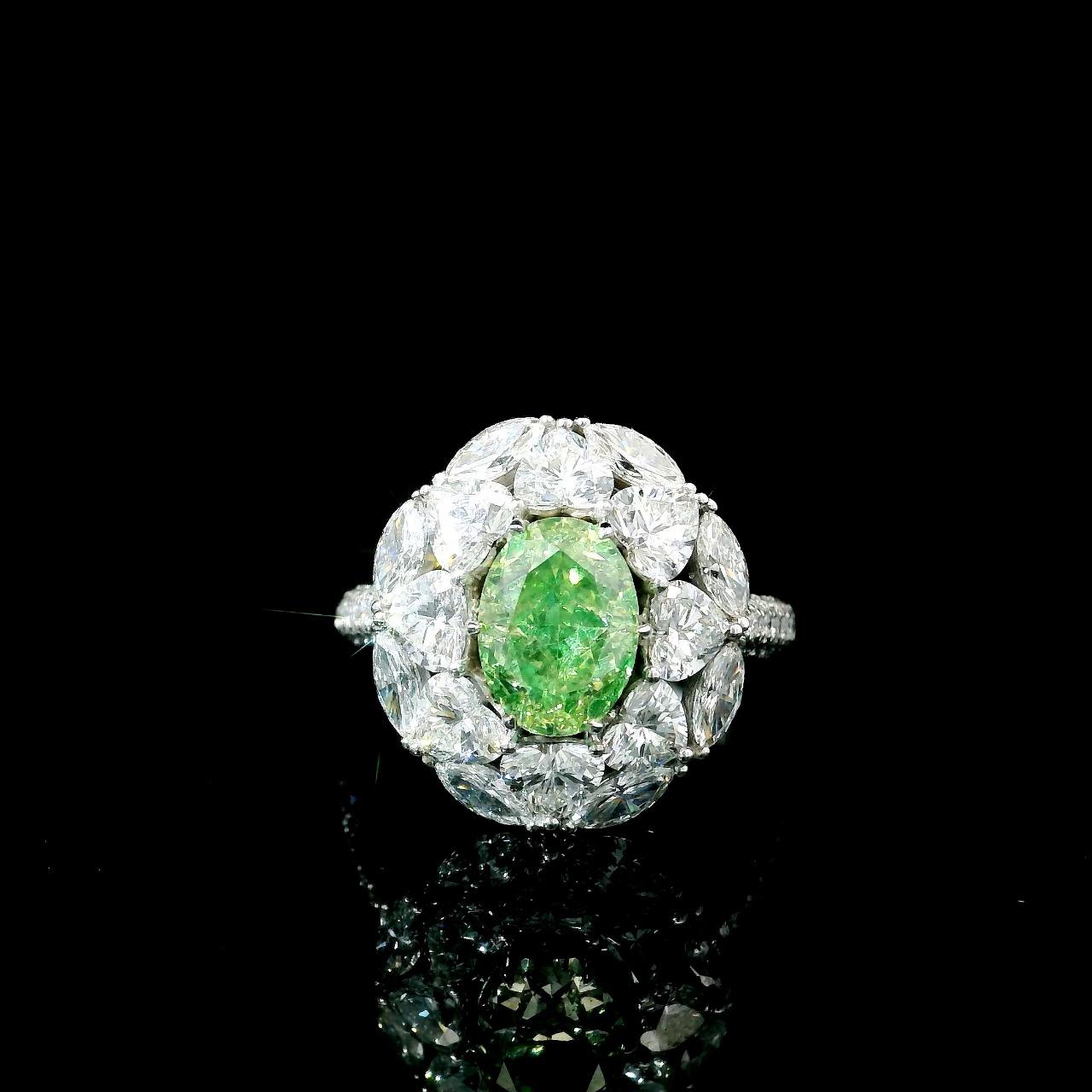 Women's or Men's AGL Certified 2.00 Carat Fancy Green VS Clarity Diamond Ring For Sale