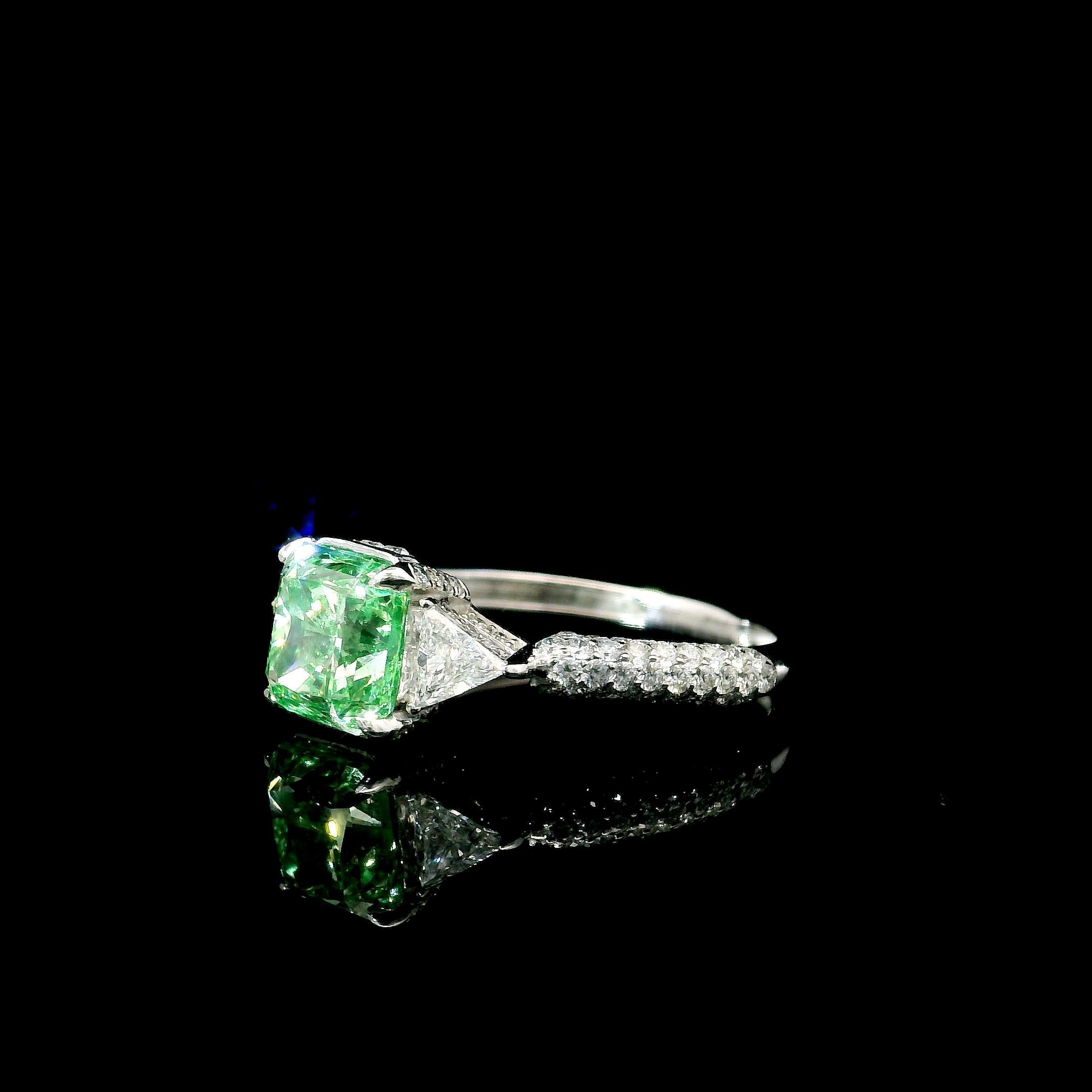 AGL Certified 2.01 Carat Fancy Green VS Clarity Diamond Ring In New Condition For Sale In บางรัก, TH