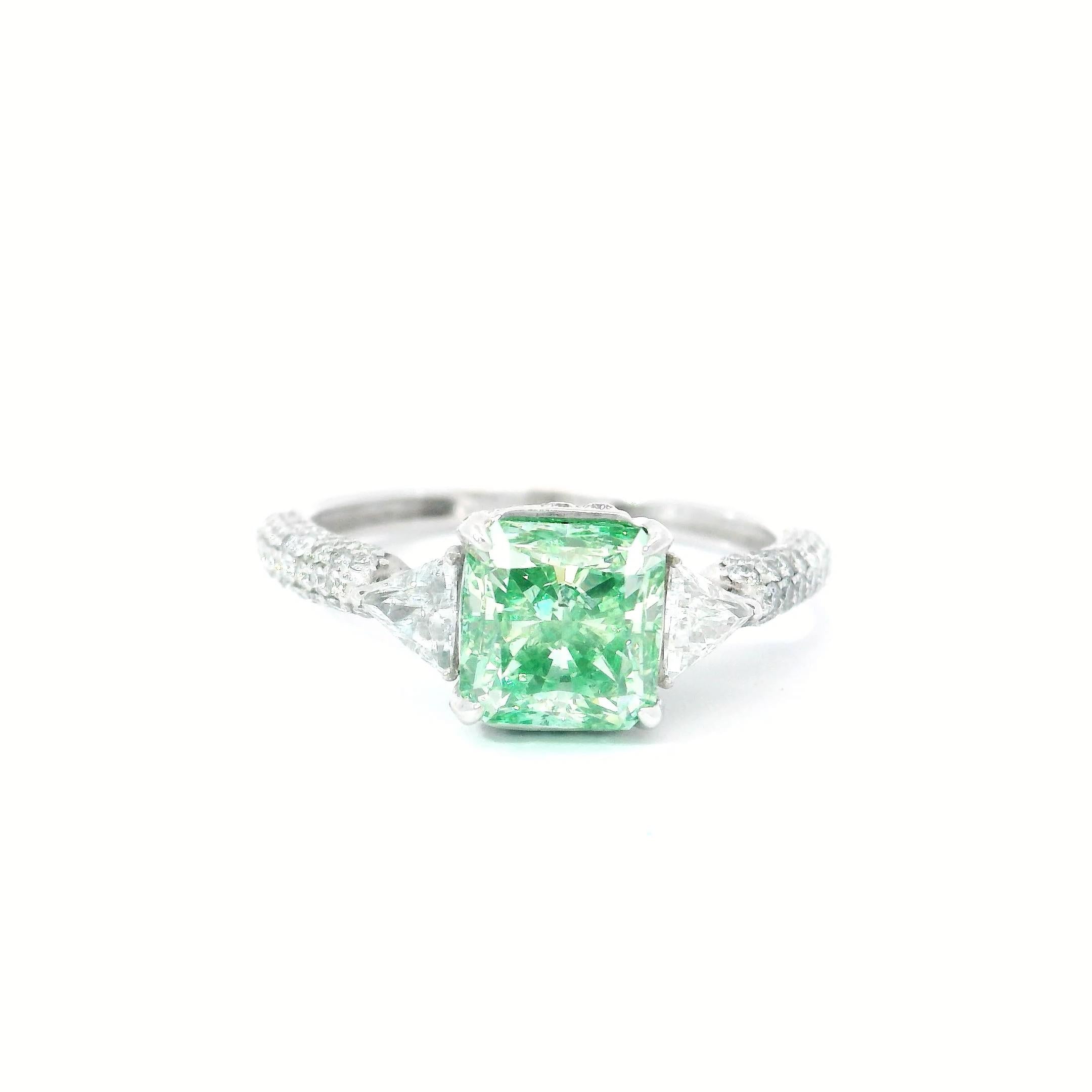 Women's or Men's AGL Certified 2.01 Carat Fancy Green VS Clarity Diamond Ring For Sale