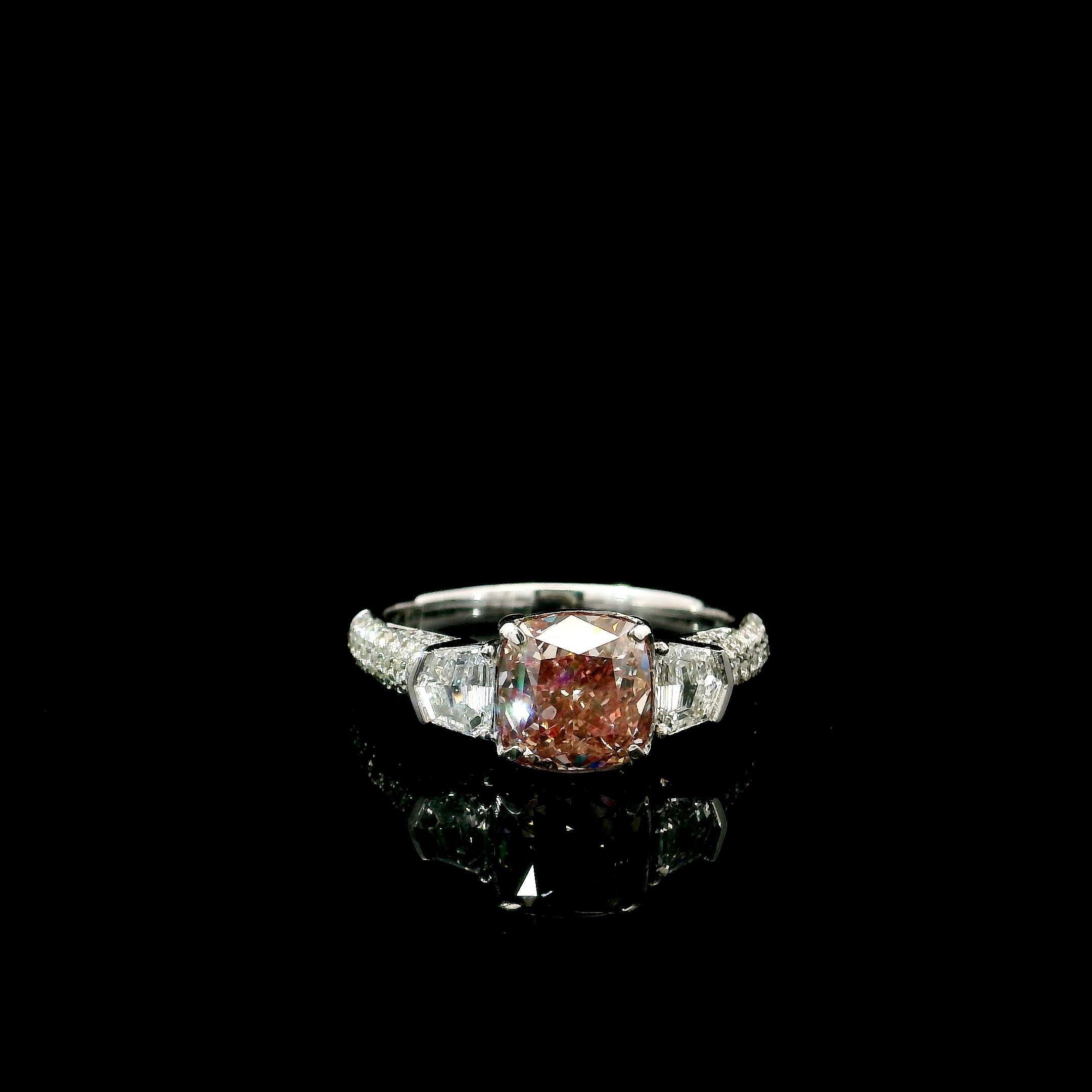 Ring aus 18kt Weißgold mit Diamanten
  
  Goldfarbe und Karat: Weißgold 18kt
  Gewicht: 3.35 Gramm
  
  Satz mit...
  Steinart: Diamanten
  Die Form: Kissen
  Karat: 2,01 ct
  Farbe: Ausgefallenes helles bräunliches Rosa
  Klarheit: VS
  
 