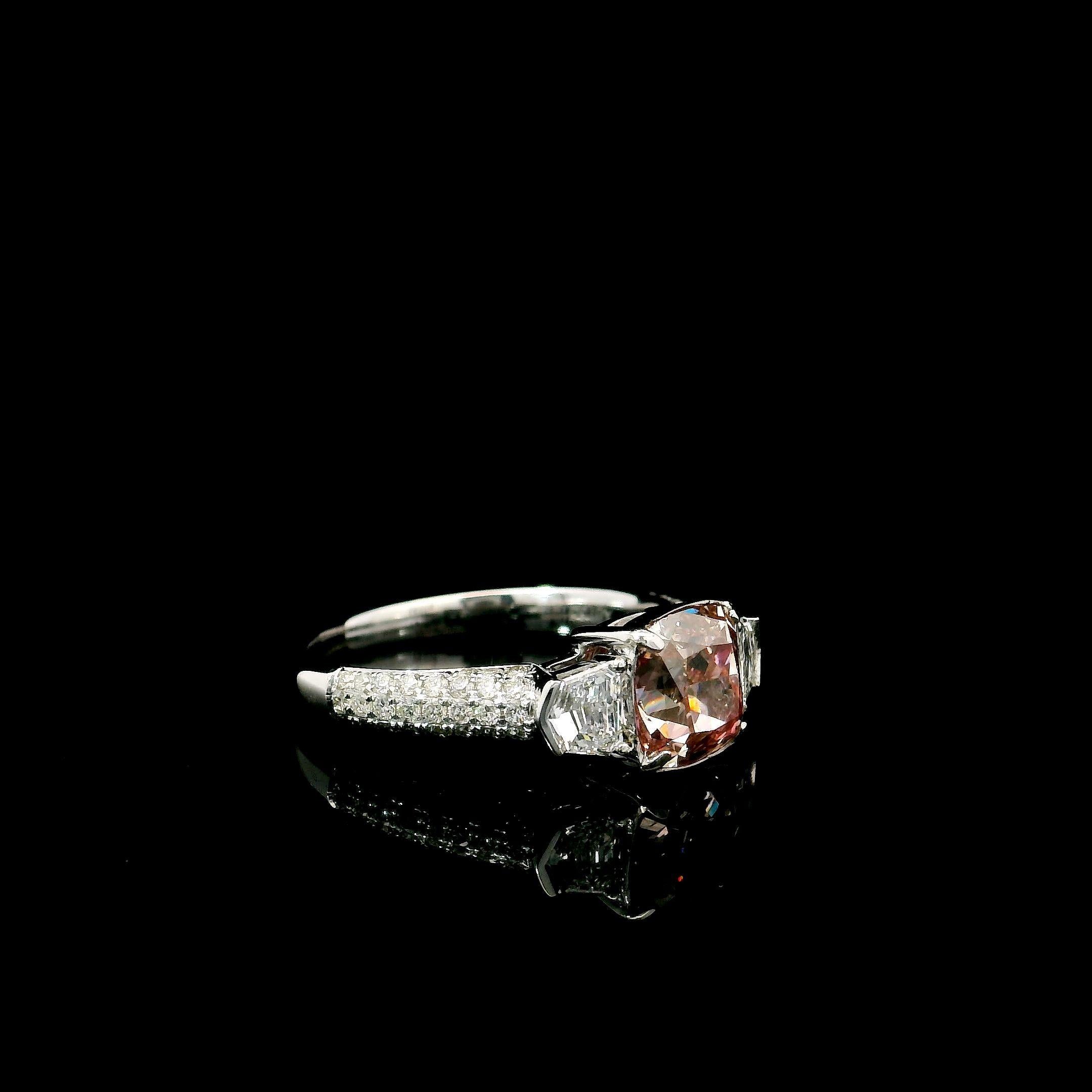 AGL-zertifizierter 2,01 Karat Fancy Hellbraun Rosa VS Reinheit Diamantring (Kissenschliff) im Angebot