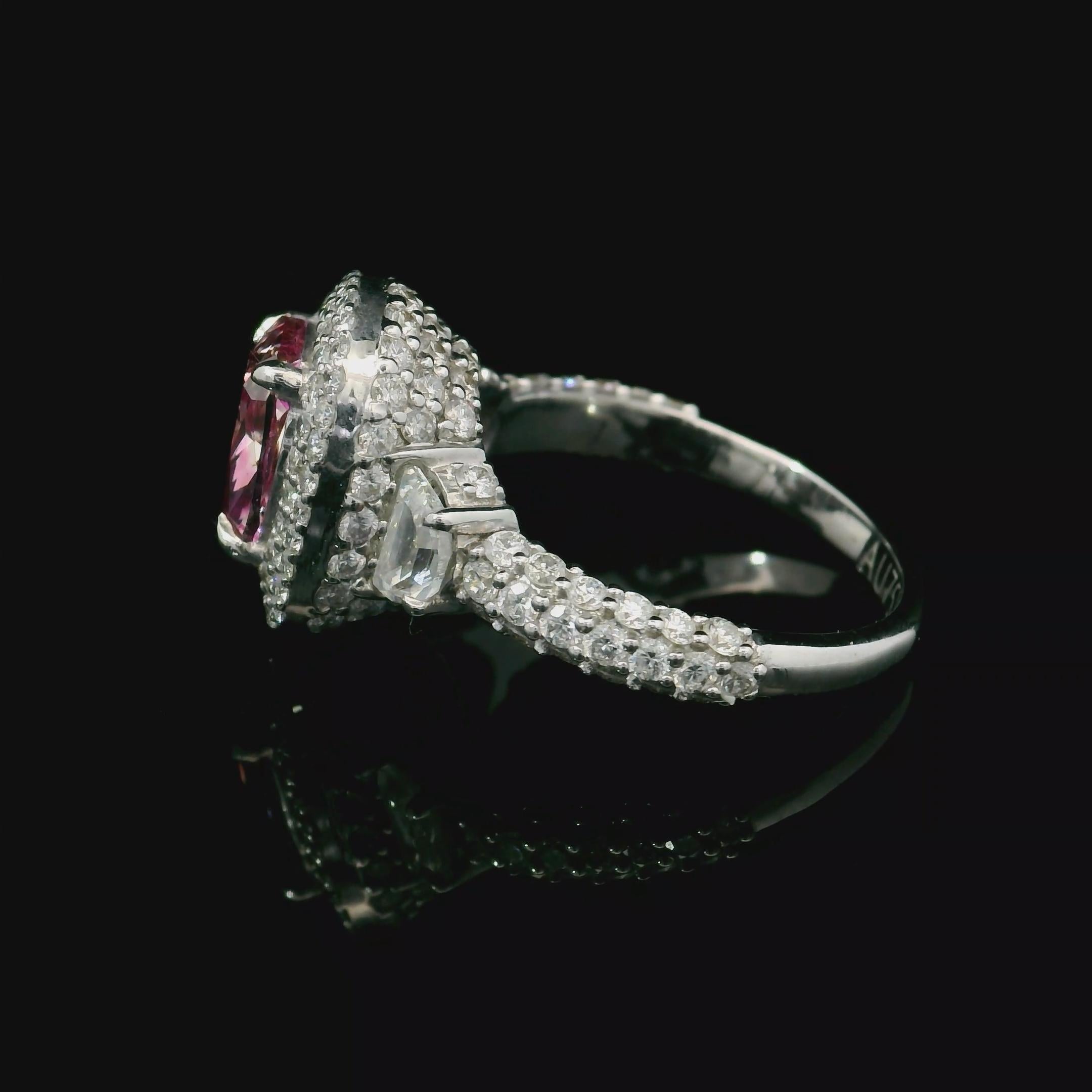 Anillo de oro blanco de 18 quilates con diamantes
  
  Color y quilates del oro Oro blanco 18 quilates
  Peso: 6.48 gramos
  
  Set con-
  Tipo de piedra: Diamantes
  Forma: Cojín
  Quilate: 2,01 ct
  Color Rosa fantasía
  Claridad: SI1
  
  Piedras