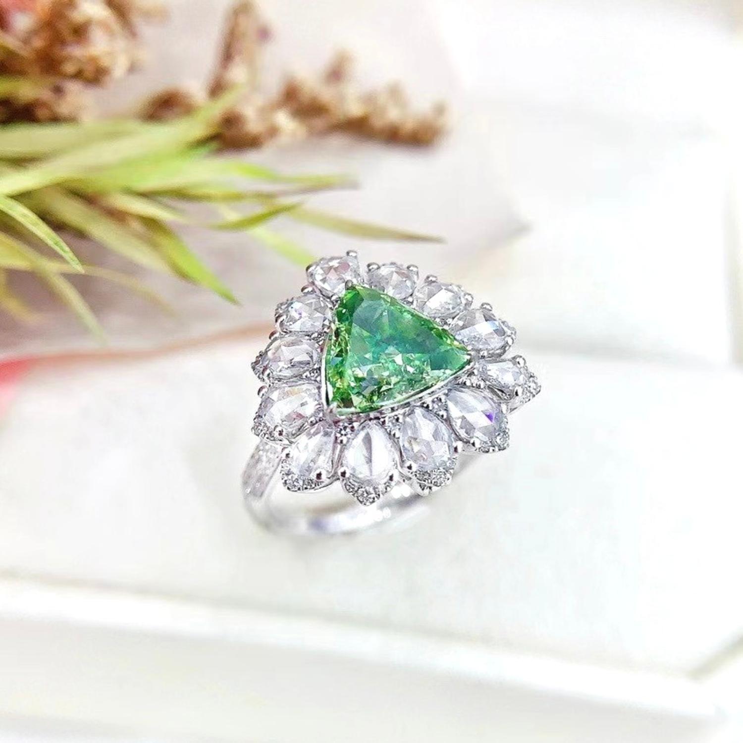 Modern AGL Certified 2.02 CT VS Clarity Fancy Green Diamond Cocktail Ring For Sale