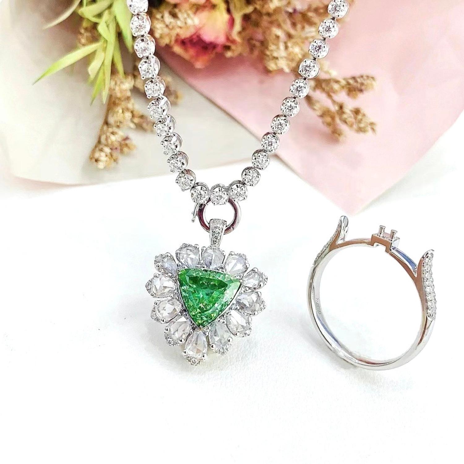 AGL Certified 2.02 CT VS Clarity Fancy Green Diamond Cocktail Ring In New Condition For Sale In Kowloon, HK