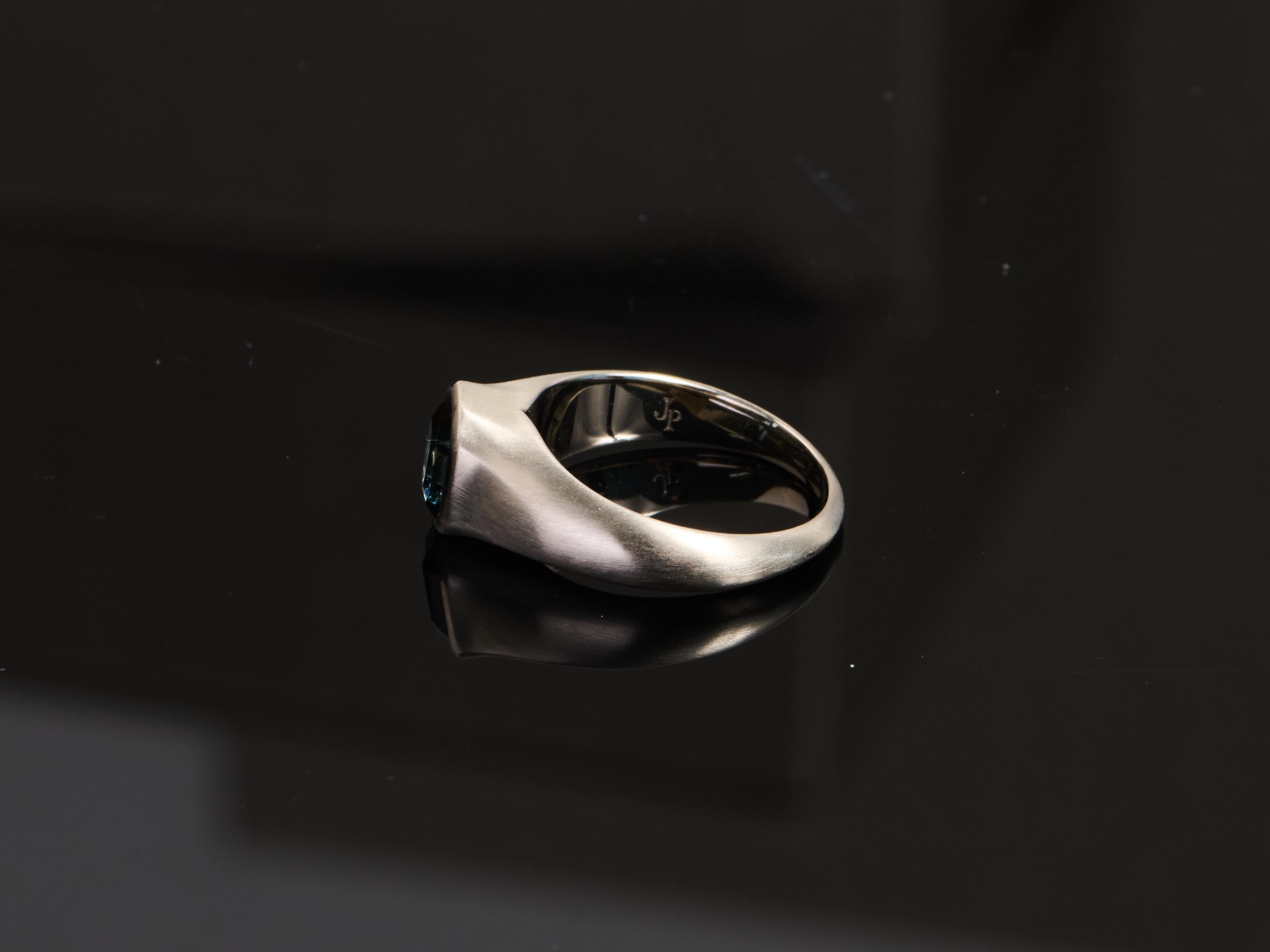Emerald Cut AGL certified 2.06ct Grayish Blue sapphire mounted in 18k white gold ring For Sale