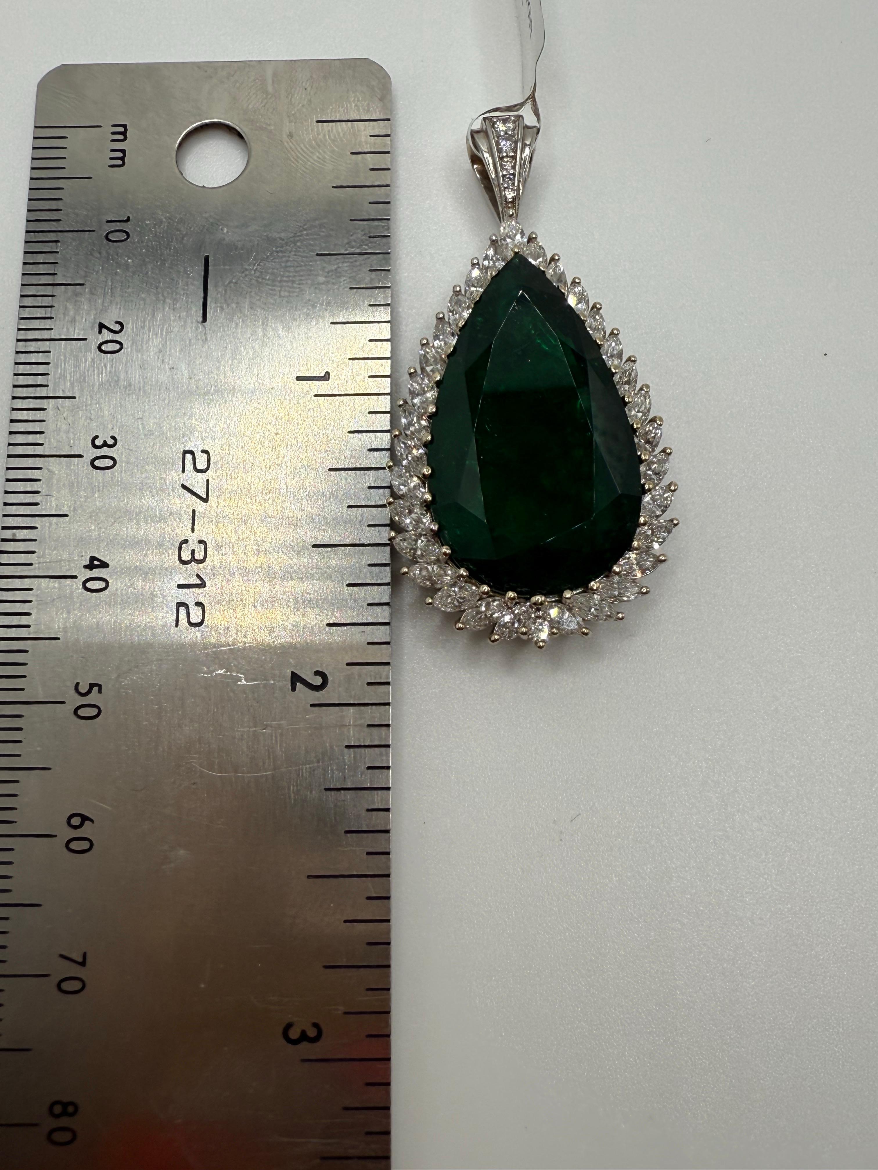 Questo straordinario ciondolo è caratterizzato da un raro smeraldo a forma di pera da 21,04 carati, certificato da AGL, che mostra un ricco e vivido colore verde con inclusioni naturali che ne evidenziano l'autenticità e il carattere. Lo smeraldo è