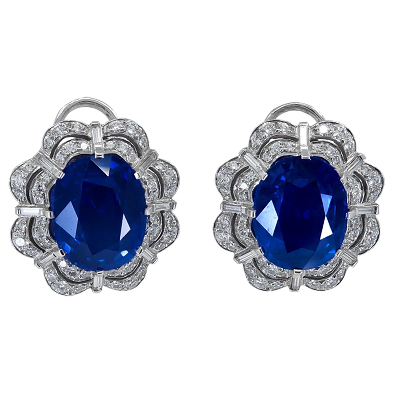 Variation artistique et élégante sur un thème classique de saphir bleu profond entouré de halos de diamants étincelants, ces boucles d'oreilles en saphir et diamant, fabriquées par Spectra Fine Jewelry au XXIe siècle, vers les années 2010, ont