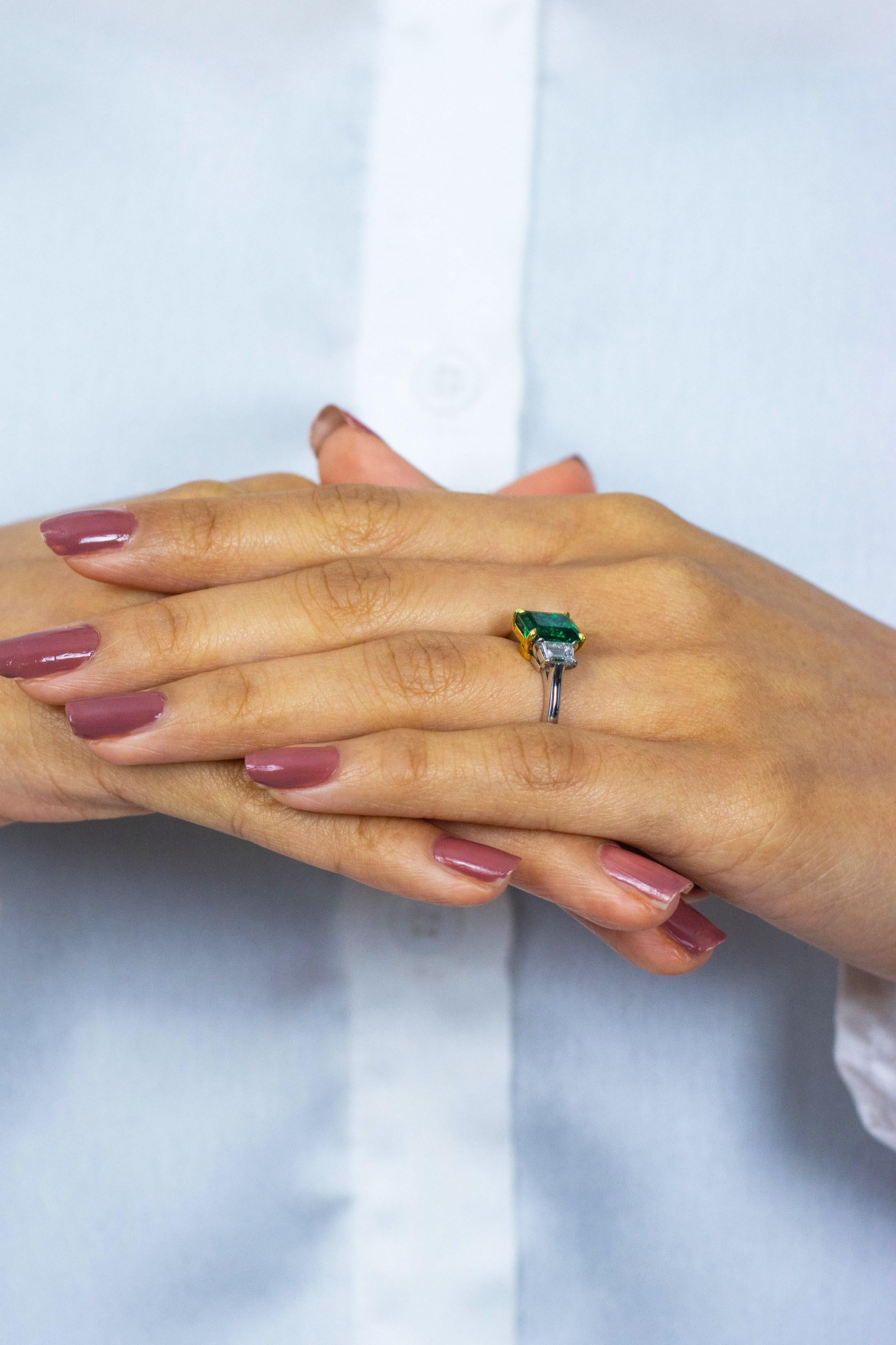 Taille émeraude AGL Certified 2.14 Carats Emerald Cut Green Emerald Three-Stone Engagement Ring (bague de fiançailles à trois pierres) en vente