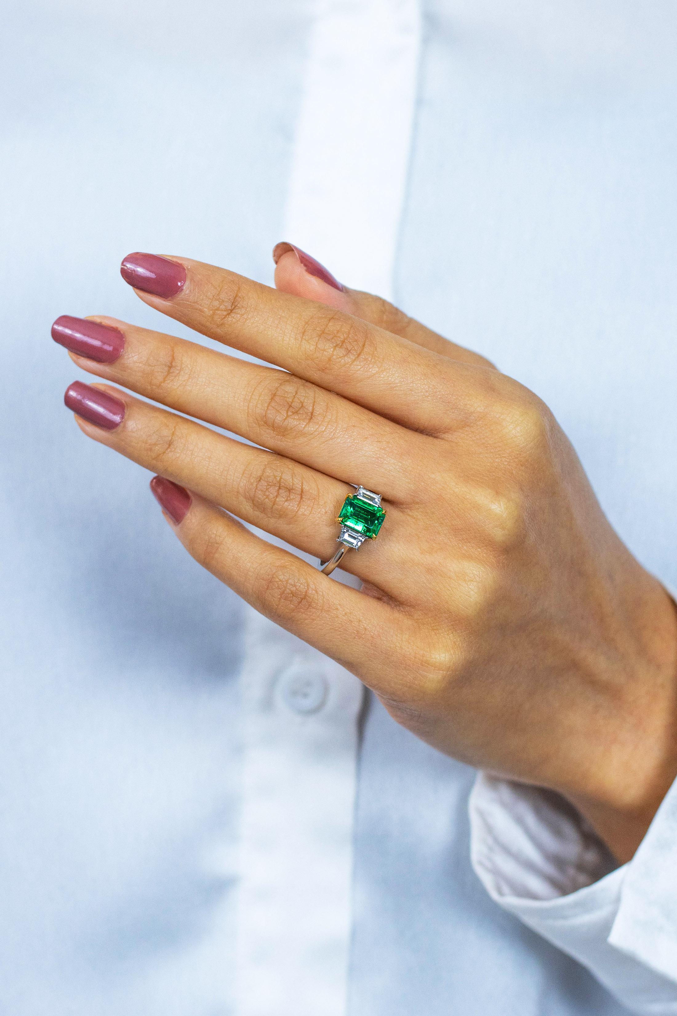 AGL Certified 2.14 Carats Emerald Cut Green Emerald Three-Stone Engagement Ring (bague de fiançailles à trois pierres) Neuf - En vente à New York, NY