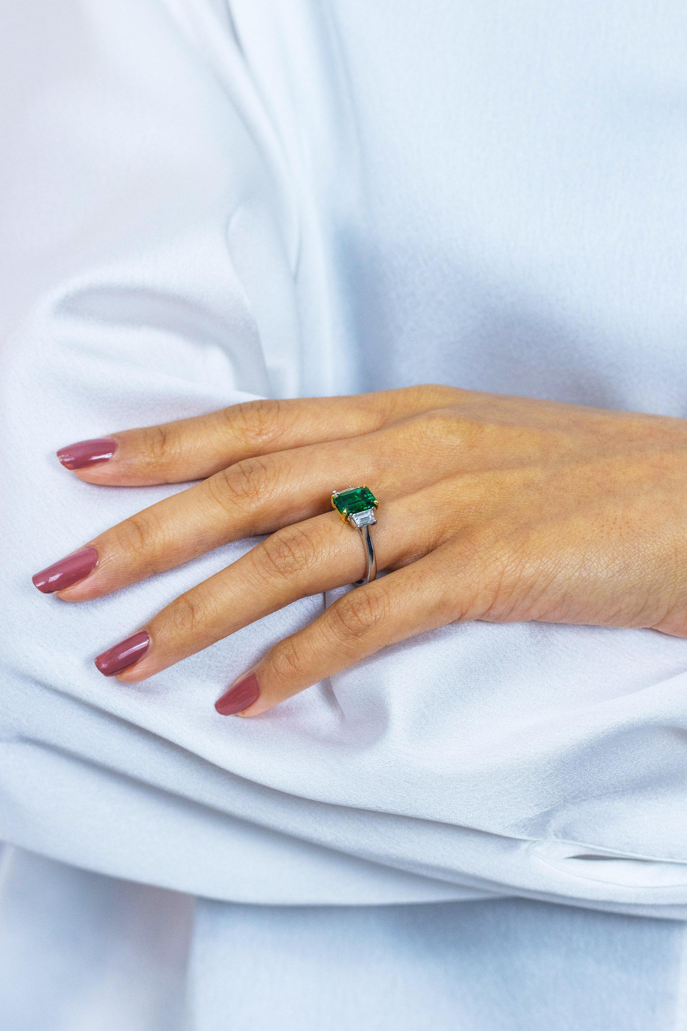 AGL Certified 2.14 Carats Emerald Cut Green Emerald Three-Stone Engagement Ring (bague de fiançailles à trois pierres) Pour femmes en vente
