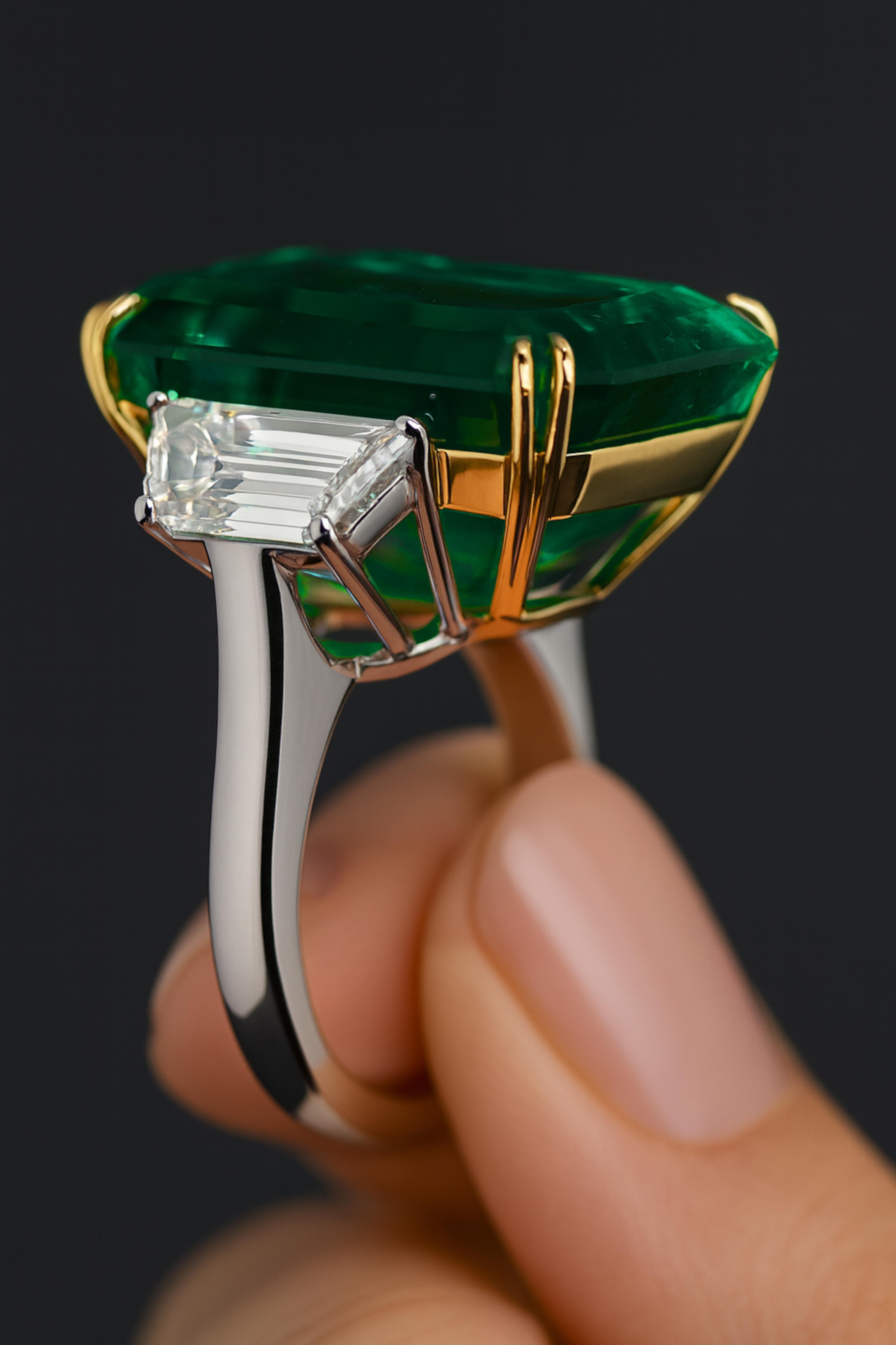 AGL Certificado 22 Quilates  Diamante Esmeralda con anillo trapezoidal Contemporáneo en venta