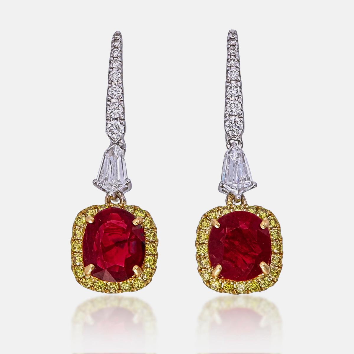 Un paio di raffinati orecchini senza tempo con rubini e diamanti in oro 18 carati. Questo paio di orecchini abbraccia il minimalismo con il suo design semplice, ma allo stesso tempo elegante, adatto a un abbigliamento lifestyle.

- Ci sono due