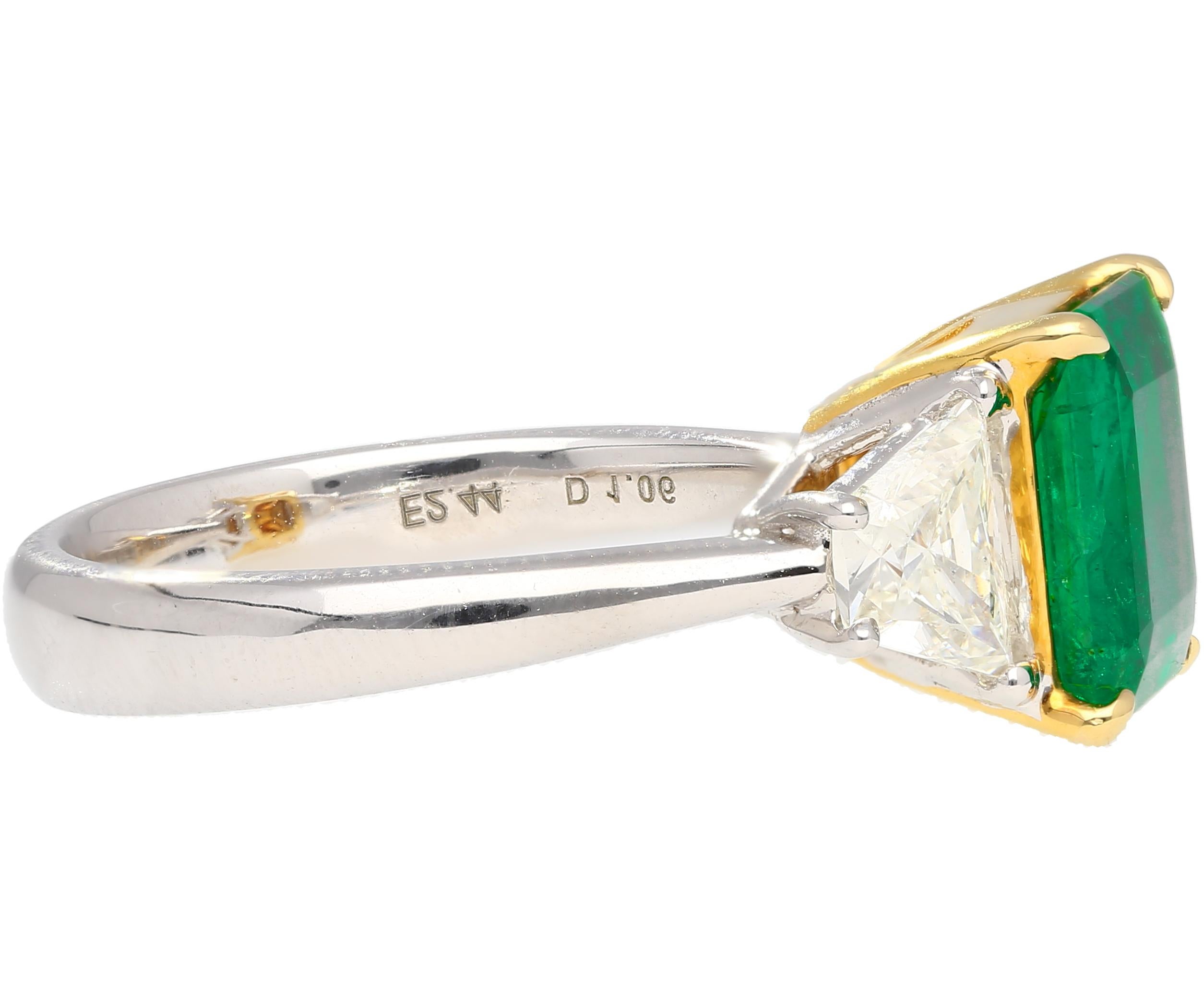 Modern AGL Certified 2.44 Carat No Oil Colombian Emerald and Trapezoid Diamond Ring For Sale