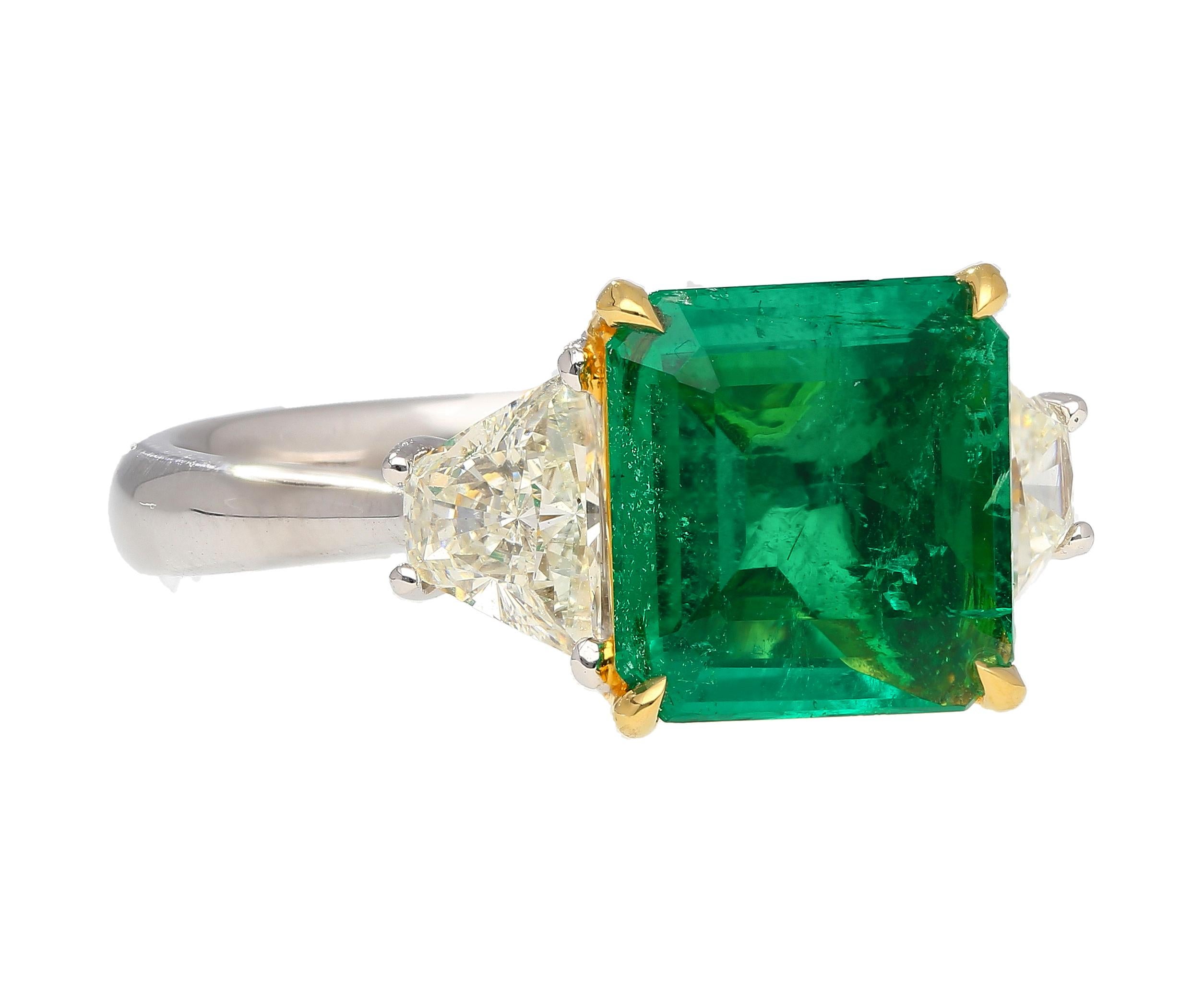 AGL Certified 2.44 Carat No Oil Colombian Emerald and Trapezoid Diamond Ring In New Condition For Sale In Miami, FL