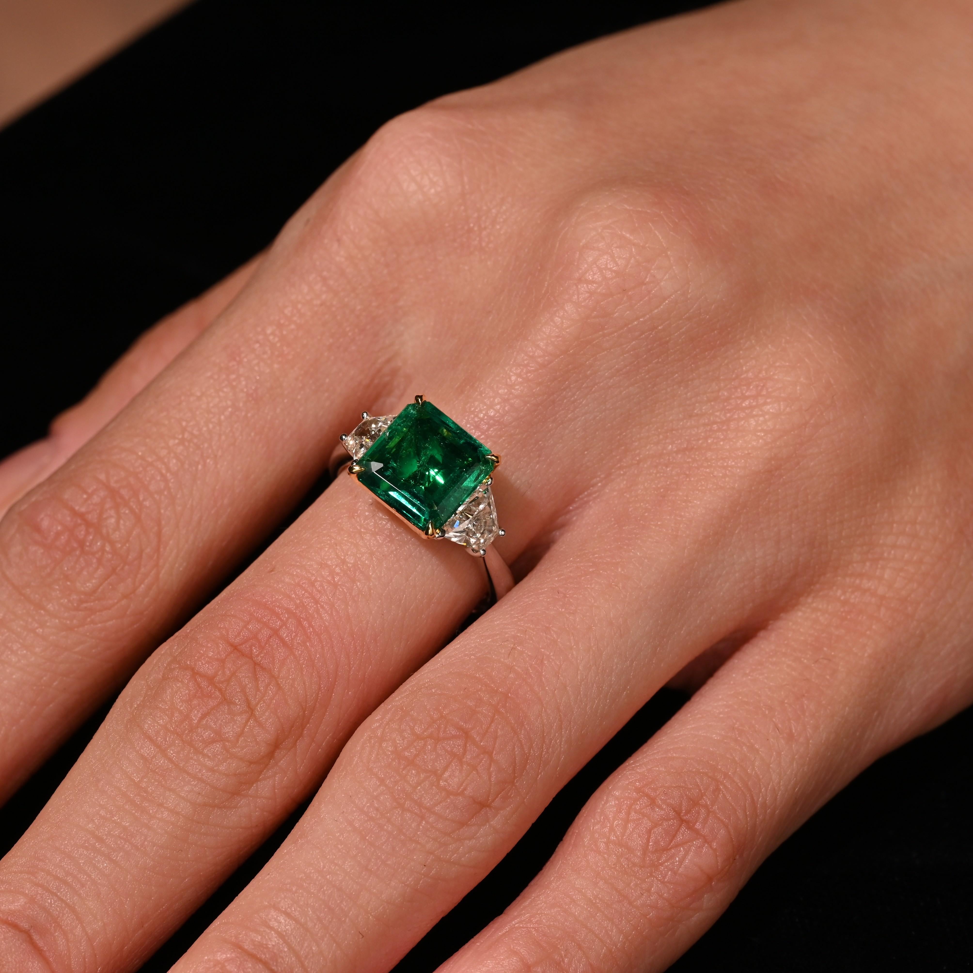 AGL Certified 2.44 Carat No Oil Colombian Emerald and Trapezoid Diamond Ring For Sale 6