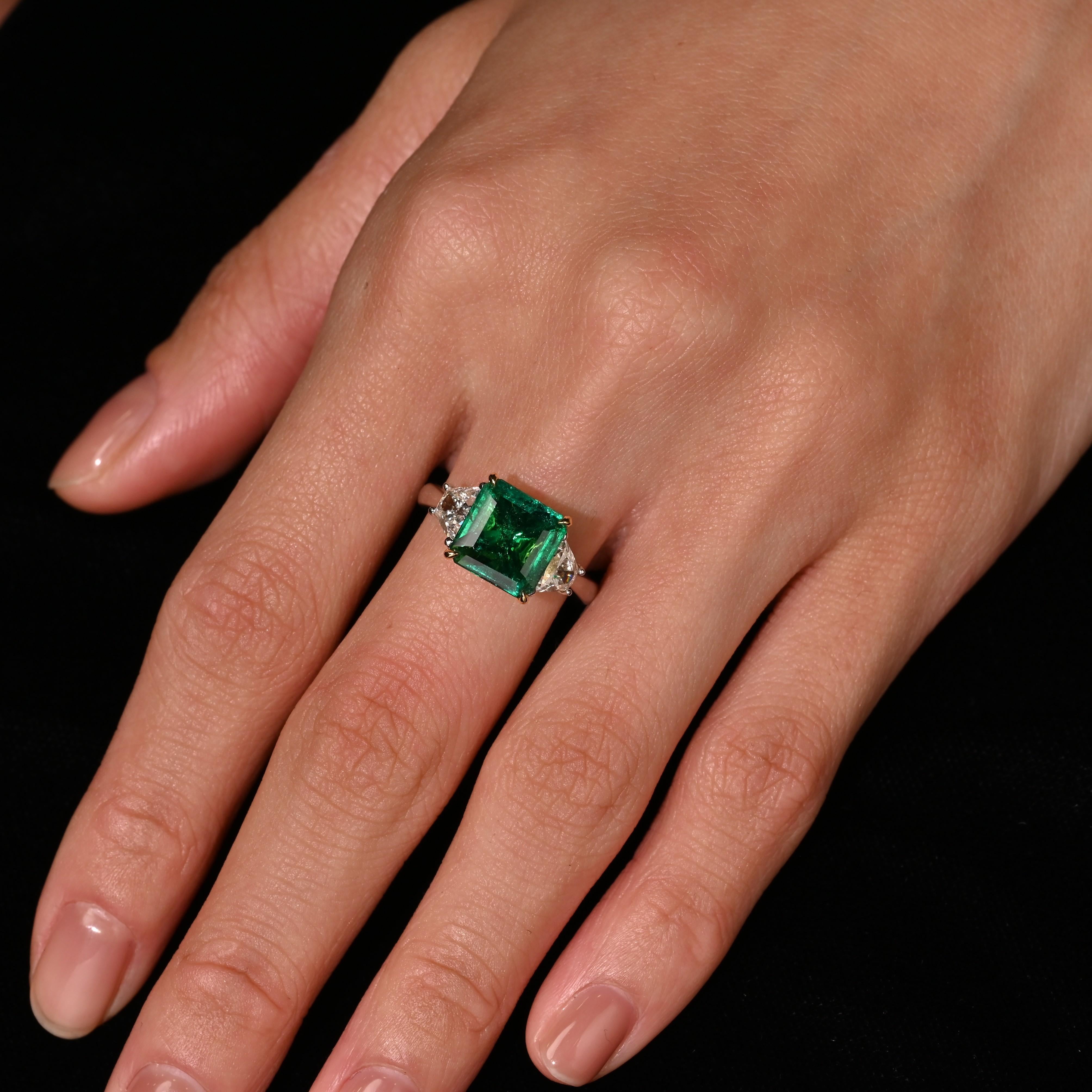 AGL Certified 2.44 Carat No Oil Colombian Emerald and Trapezoid Diamond Ring For Sale 7