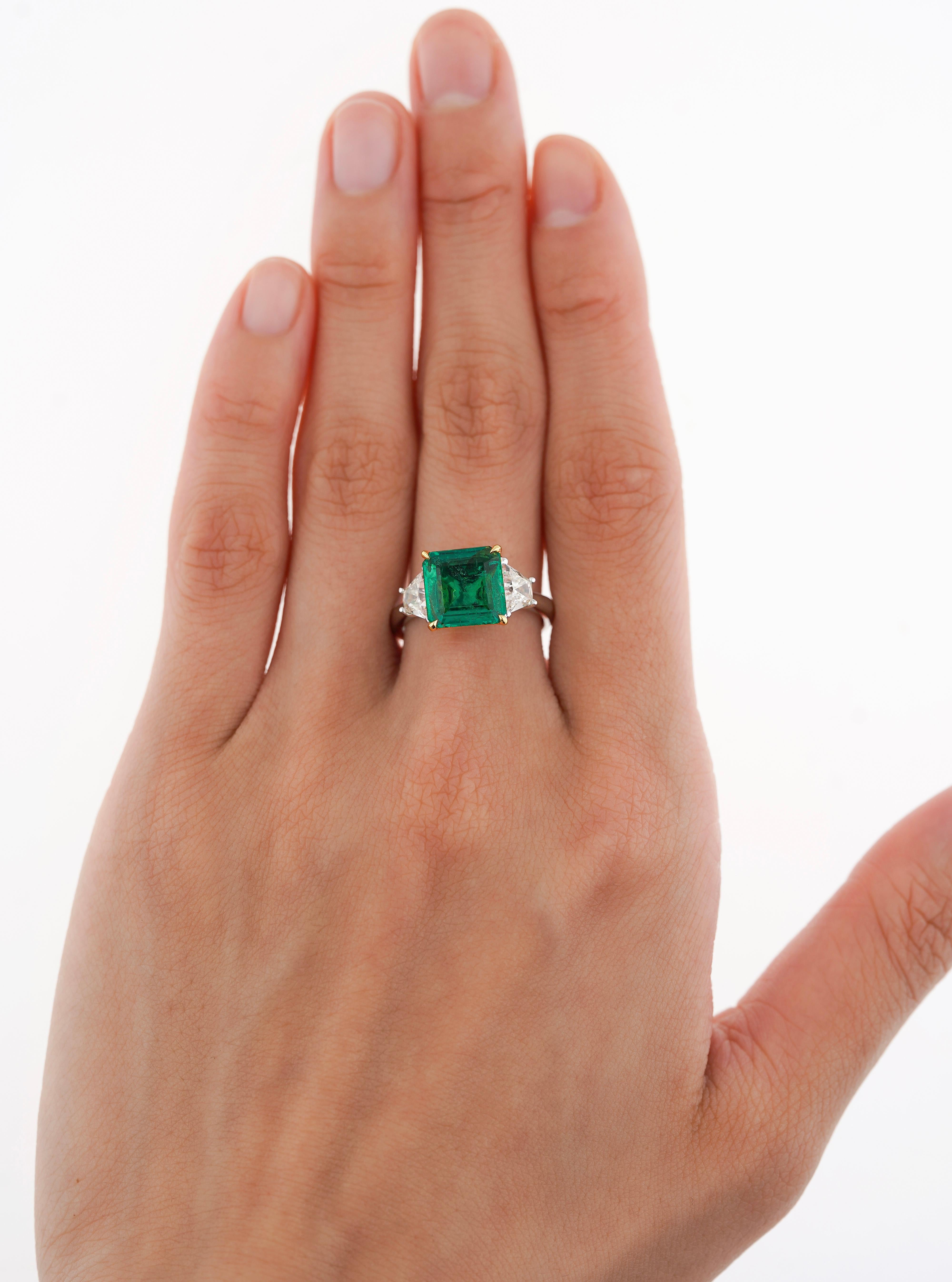 AGL Certified 2.44 Carat No Oil Colombian Emerald and Trapezoid Diamond Ring For Sale 2