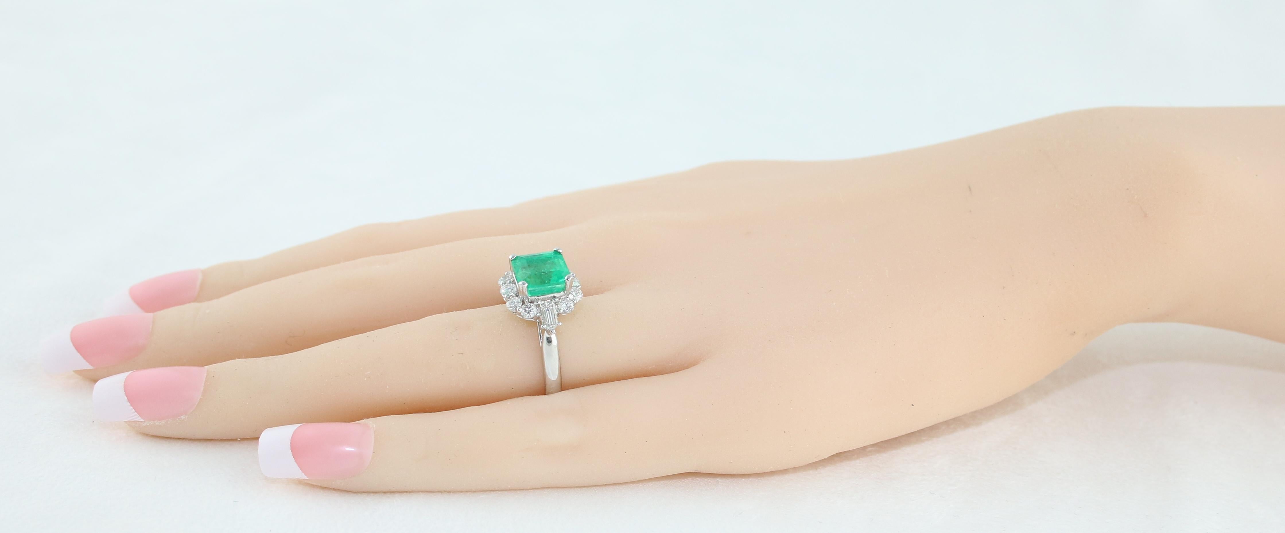 Bague en or avec halo de diamants et émeraudes de 2,49 carats certifiées AGL Pour femmes en vente