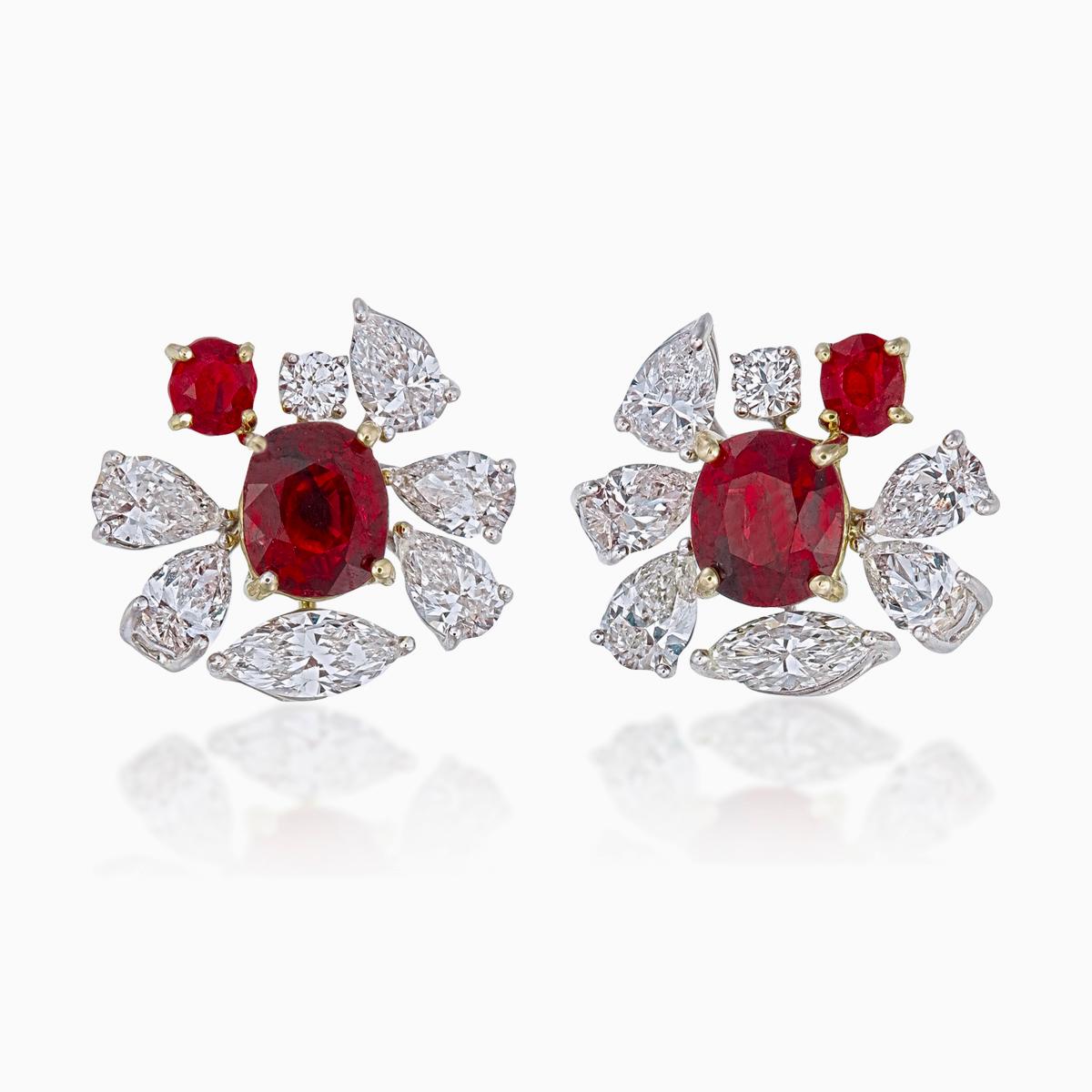 Un paio di raffinati orecchini senza tempo con rubini e diamanti in oro 18 carati. Questo paio di orecchini abbraccia il minimalismo con il suo design semplice, ma allo stesso tempo elegante, adatto a un abbigliamento lifestyle.

- Ci sono due