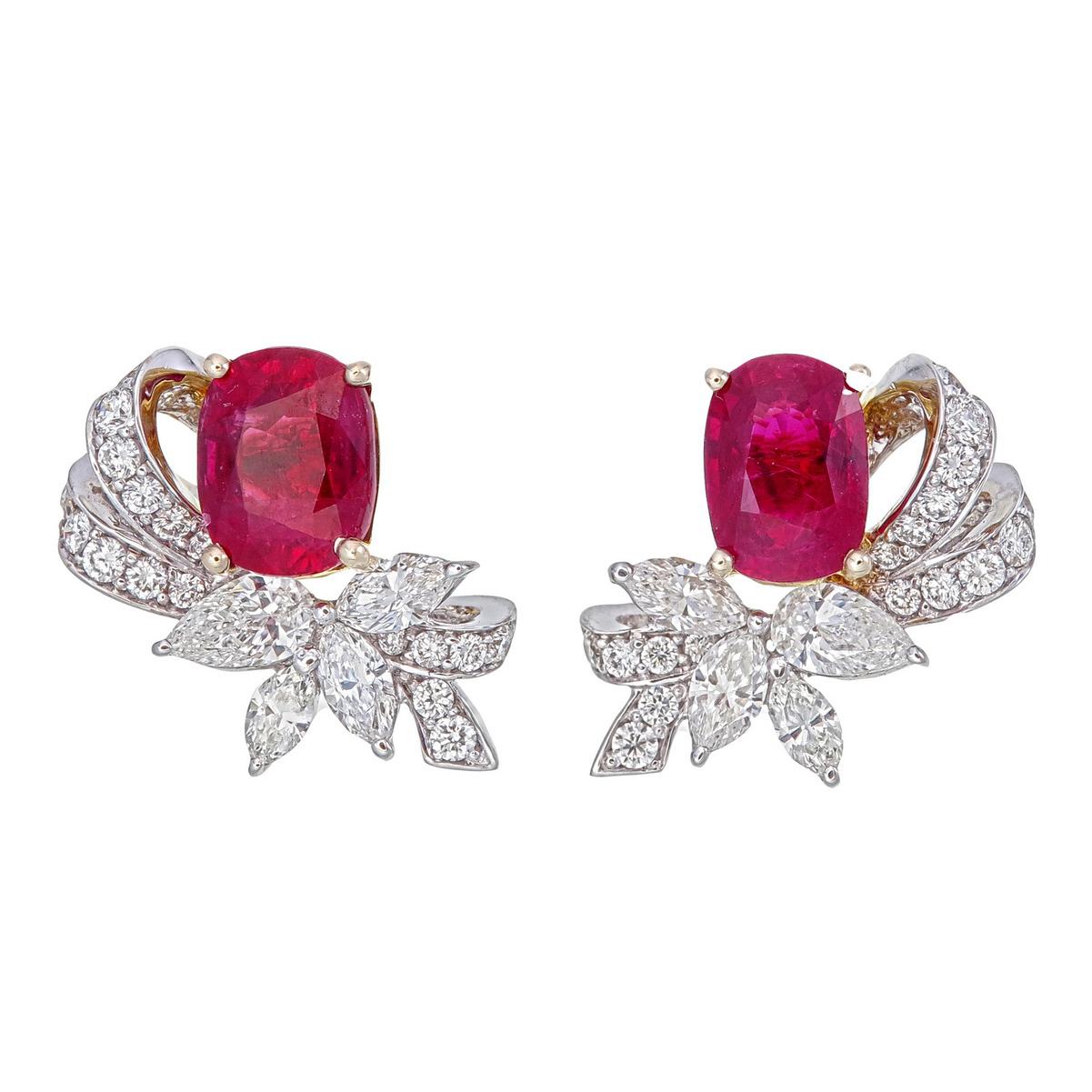 Un'elegante coppia di  Gli orecchini con rubini e diamanti di REWA Jewell sono realizzati in oro bianco 18 carati.

Il pezzo centrale è costituito da rubini birmani ovali naturali non trattati del peso di circa 2,59 carati. Questi rubini unici sono
