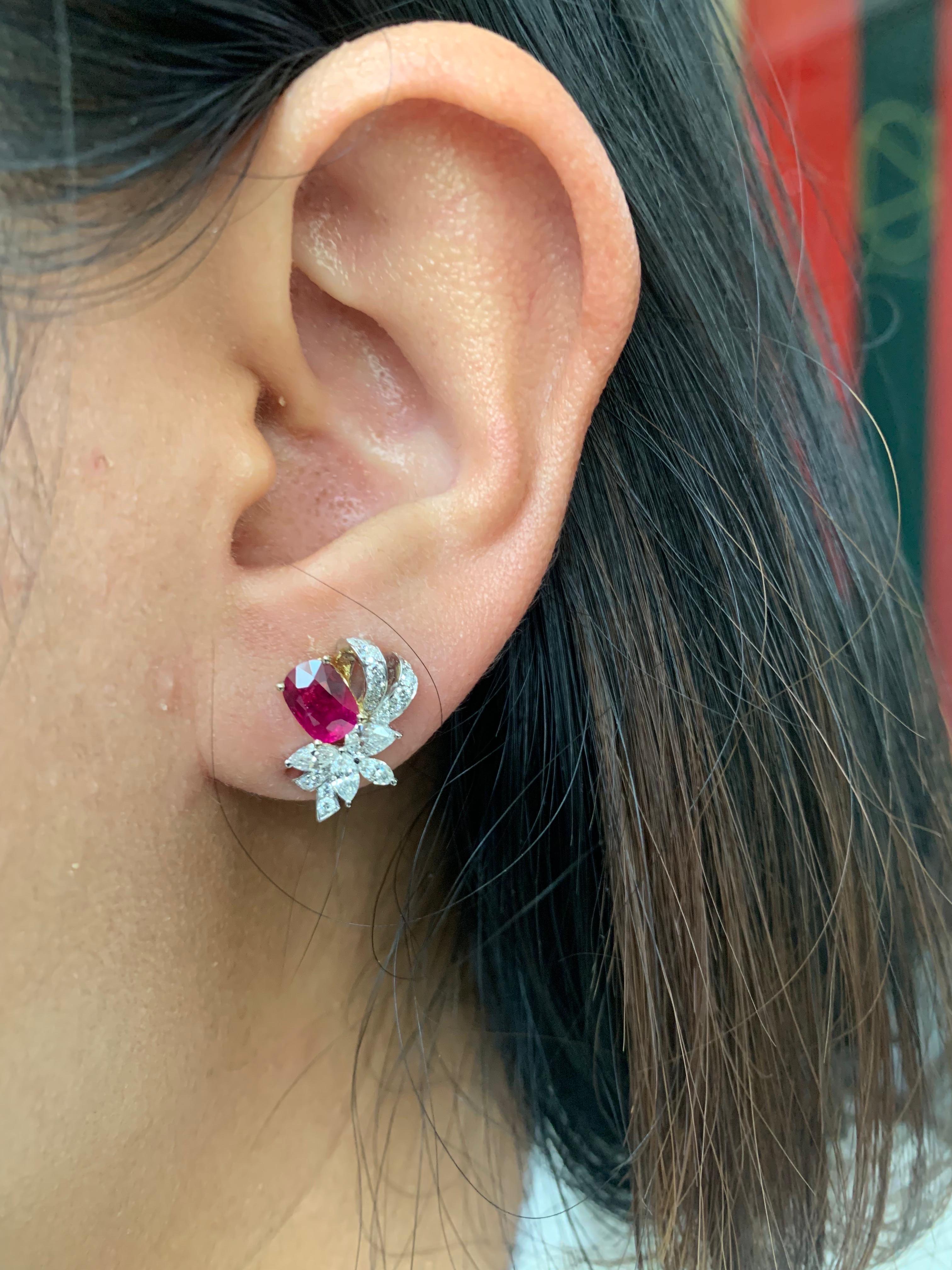 Orecchini con rubino di Birmania e diamanti certificati AGL da 2,59 carati in oro bianco 18 carati In condizioni Nuovo in vendita a Bangkok, TH