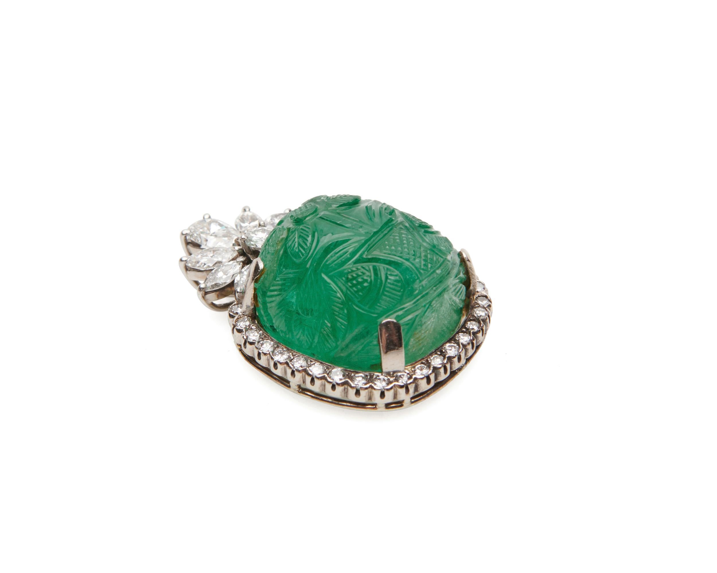 In der Mitte dieses zarten Anhängers befindet sich ein russischer Cabochon-Smaragd mit einem Gewicht von ca. 25,00 Karat, umrahmt von Diamanten im Vollschliff, die von einem runden Brillanten, einer Birne und sechs Diamanten im Marquise-Schliff mit