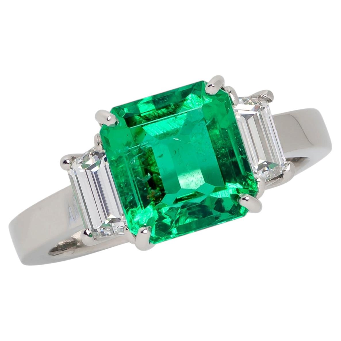 Bague en platine sertie d'une émeraude taille émeraude et de diamants taille trapèze, 2,69 ct AGL