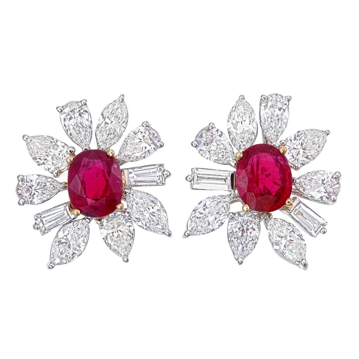 Un'elegante coppia di  Gli orecchini con rubini e diamanti di REWA Jewell sono realizzati in oro bianco 18 carati.

I due pezzi centrali sono rubini birmani naturali non trattati con taglio a cuscino del peso di circa 2,70 carati. Entrambe le pietre