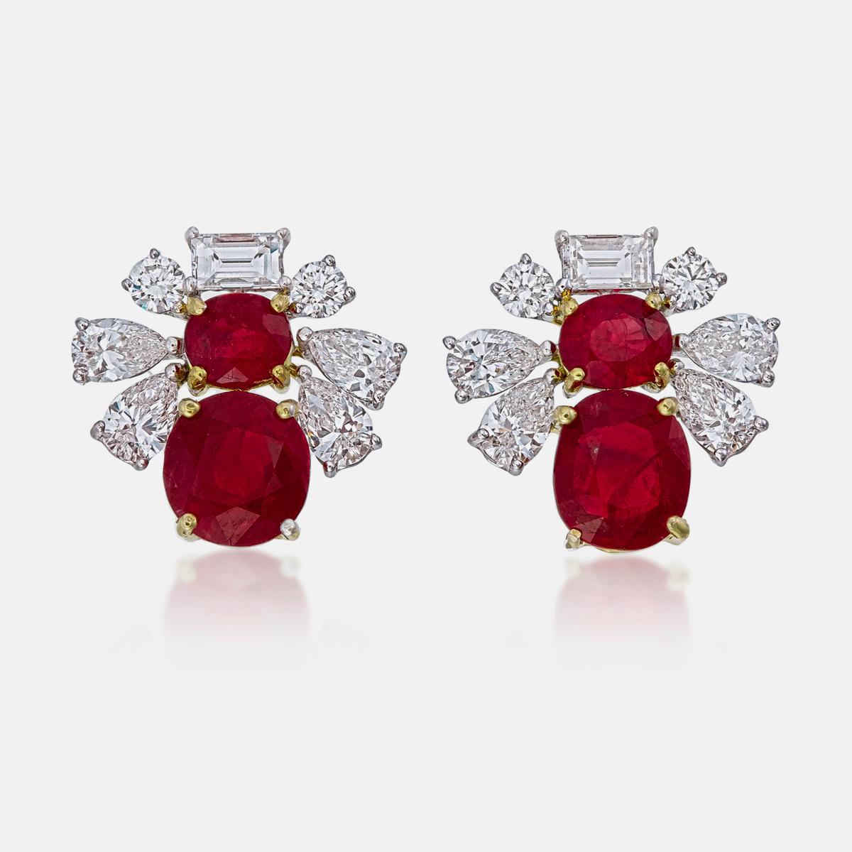 Un paio di raffinati orecchini senza tempo con rubini e diamanti in oro 18 carati. Questo paio di orecchini abbraccia il minimalismo con il suo design semplice, ma allo stesso tempo elegante, adatto a un abbigliamento lifestyle.

- Ci sono due