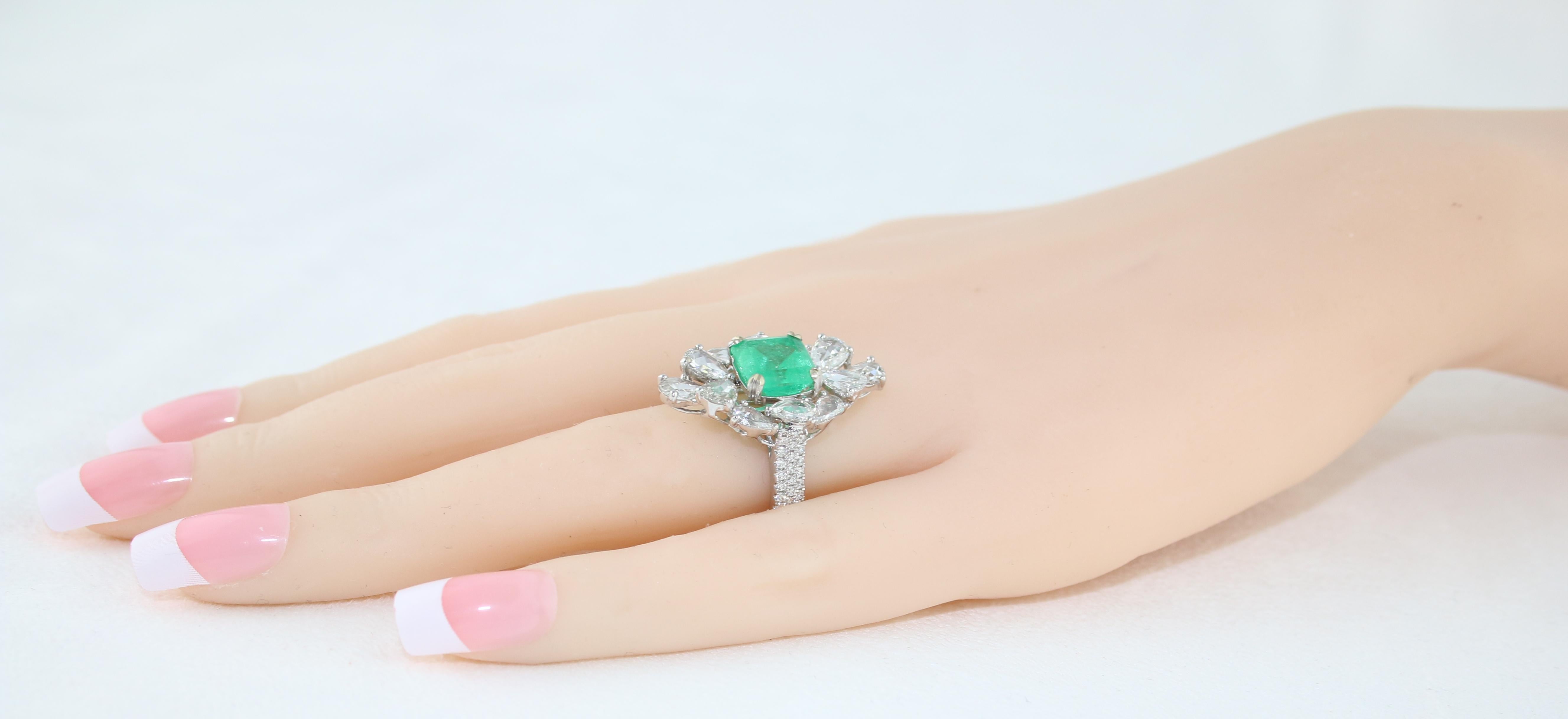 Women's AGL Certified 2.99 Carat Emerald and Diamond Gold Ring For Sale