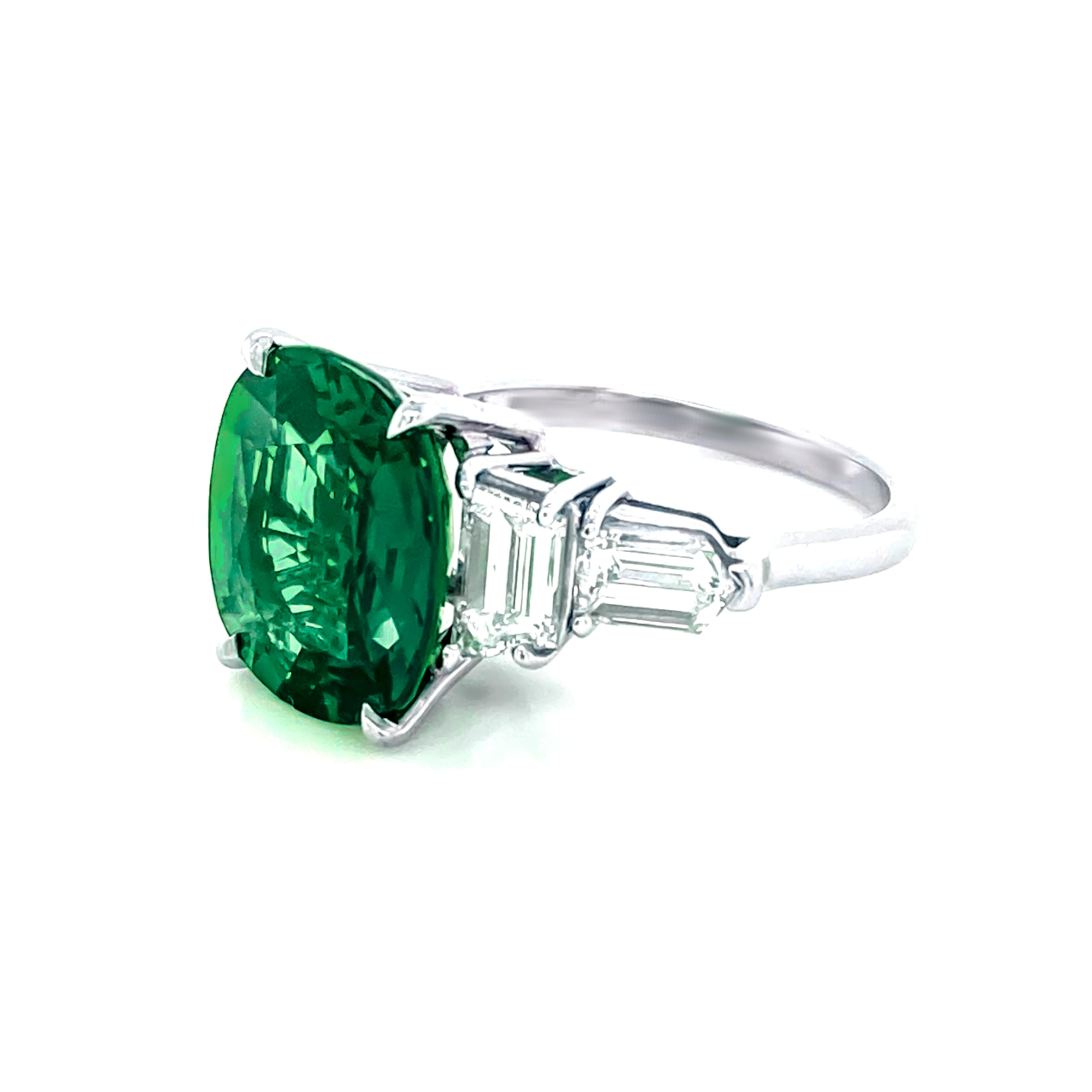 Esmeralda Muzo de 3,00 quilates con certificado AGL, en platino y diamantes trapezoidales en forma de bala

Este exquisito anillo incluye una impresionante esmeralda colombiana de 3,00 quilates procedente de la legendaria mina de Muzo, certificada