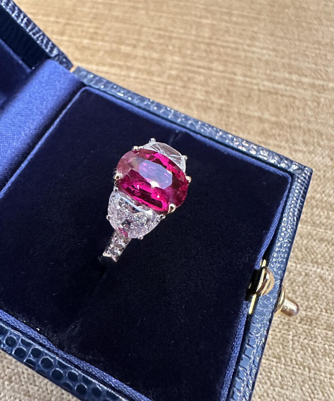 Bague à 3 pierres en platine et 18 carats avec rubis ovale non chauffé de 3,03 carats certifié AGL  Excellent état - En vente à La Jolla, CA