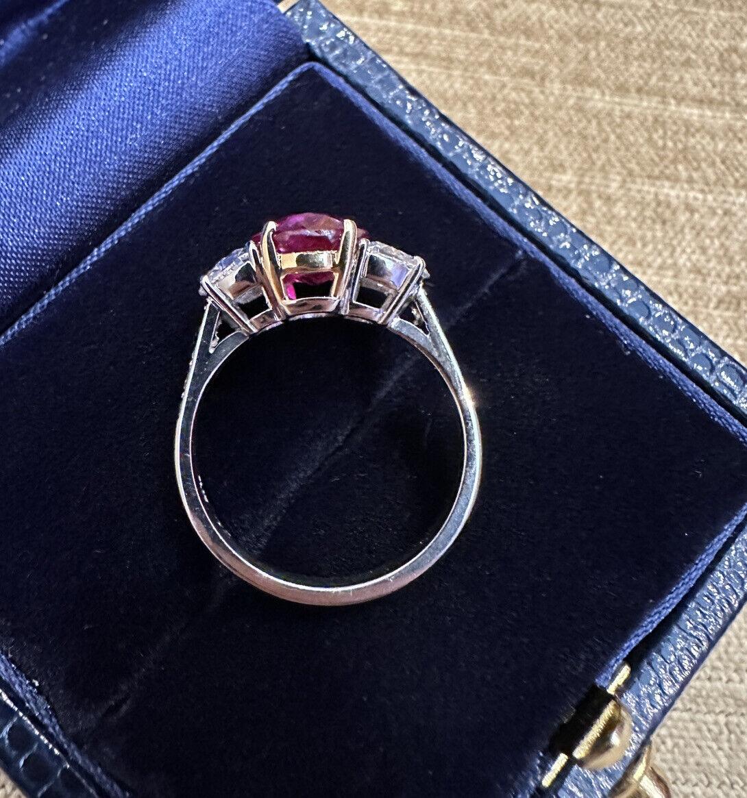 Bague à 3 pierres en platine et 18 carats avec rubis ovale non chauffé de 3,03 carats certifié AGL  en vente 2