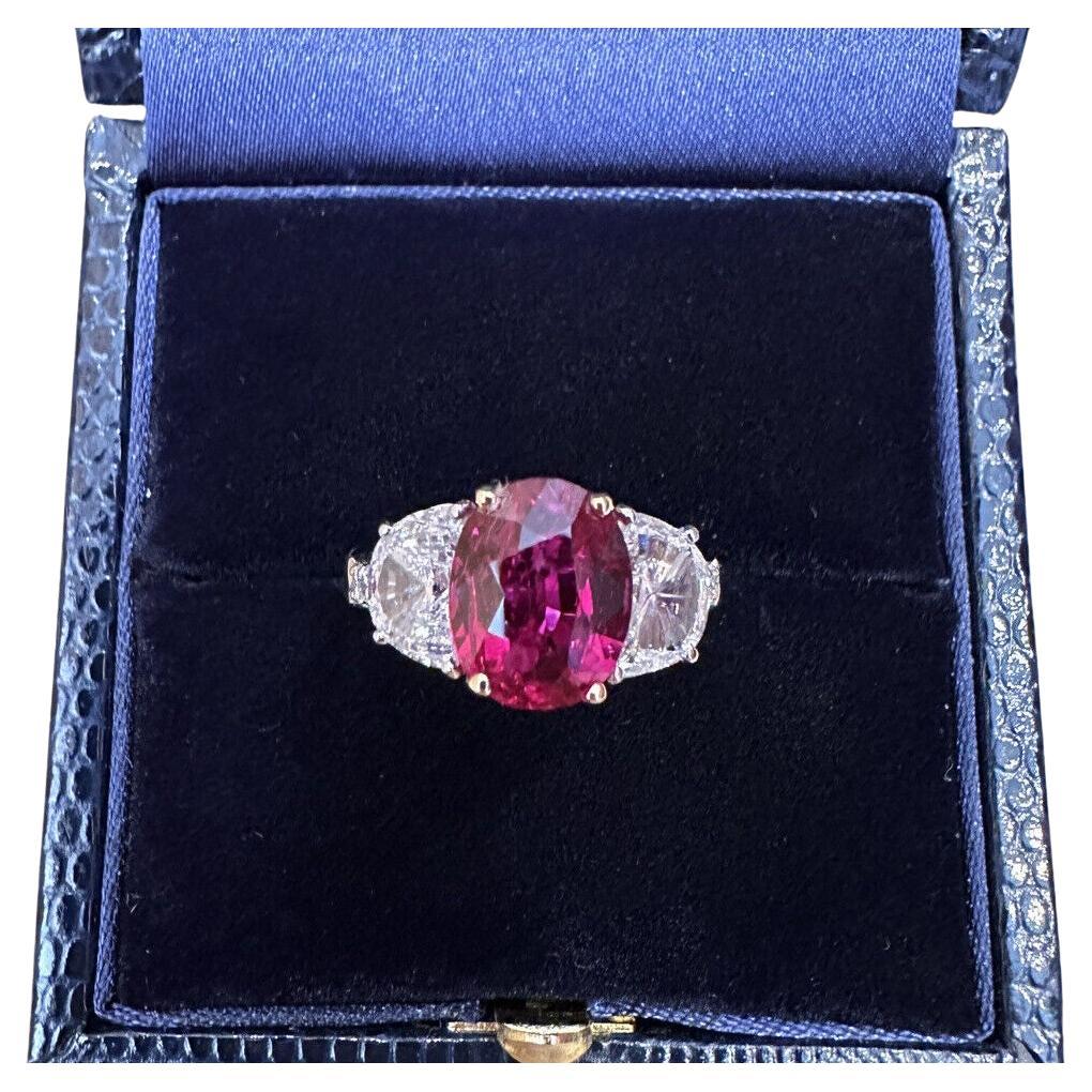 Bague à 3 pierres en platine et 18 carats avec rubis ovale non chauffé de 3,03 carats certifié AGL  en vente