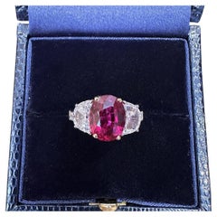 Bague à 3 pierres en platine et 18 carats avec rubis ovale non chauffé de 3,03 carats certifié AGL 