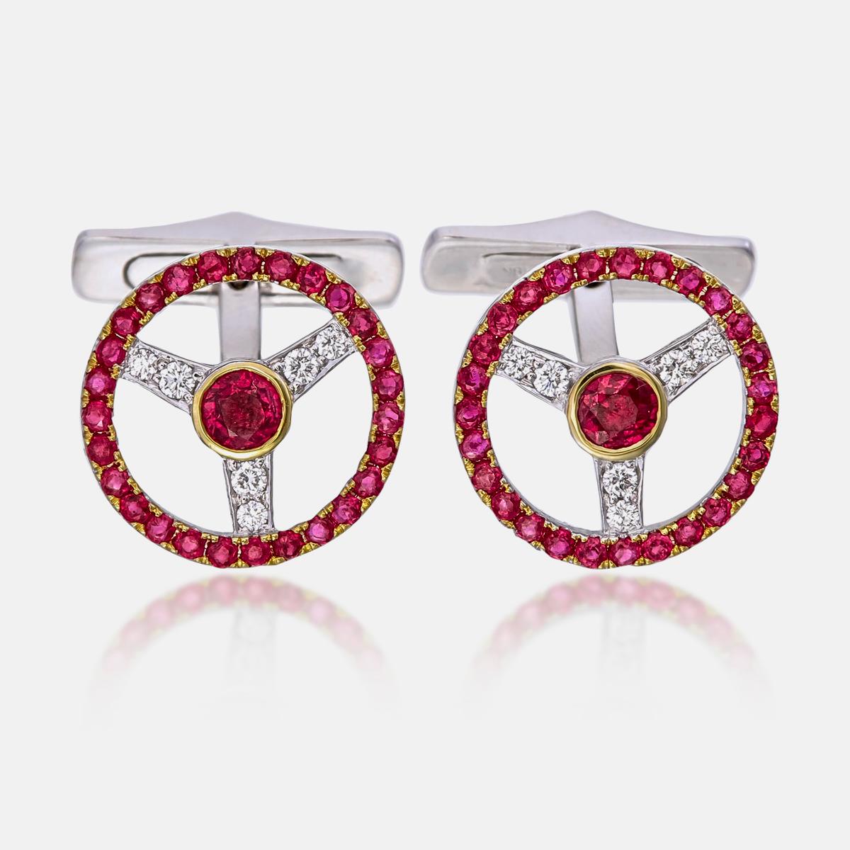 Un paio di raffinati orecchini senza tempo con rubini e diamanti in oro 18 carati. Questo paio di orecchini abbraccia il minimalismo con il suo design semplice, ma allo stesso tempo elegante, adatto a un abbigliamento lifestyle.

- Ci sono due