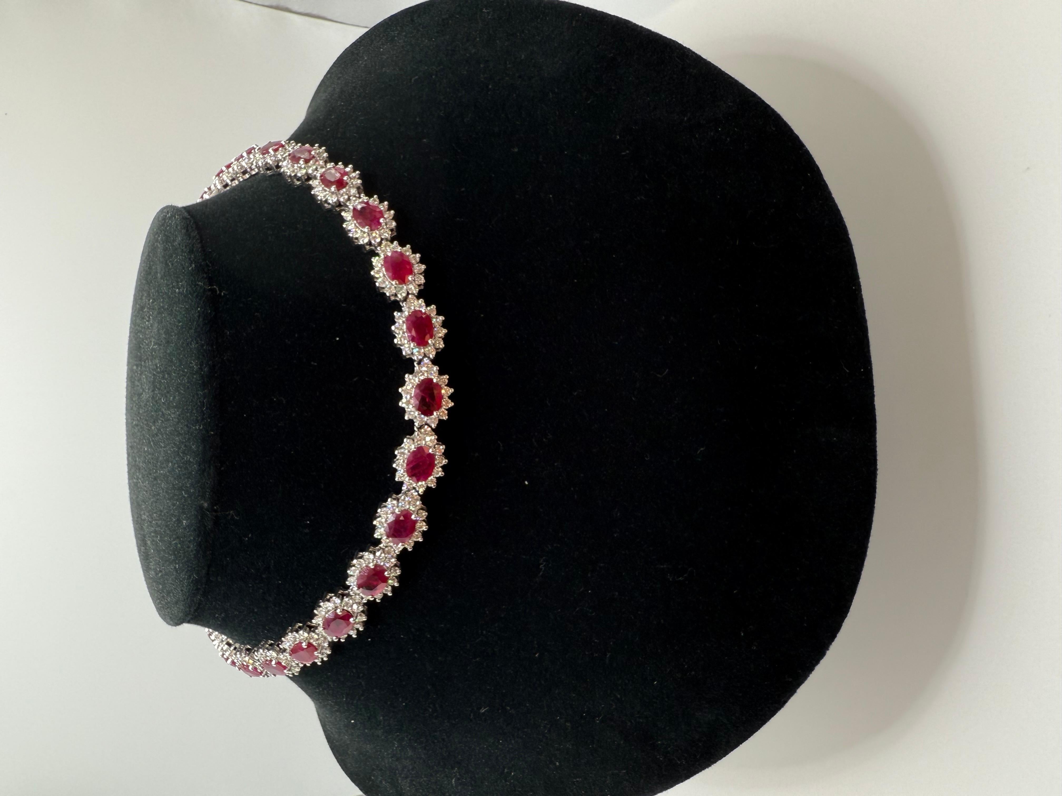 Ce collier exquis met en valeur la beauté intemporelle des rubis birmans, réputés pour leur couleur riche et vibrante. Le dessin présente un total de 33,56 carats de rubis de taille ovale, certifiés par AGL comme provenant de Birmanie (chauffés,