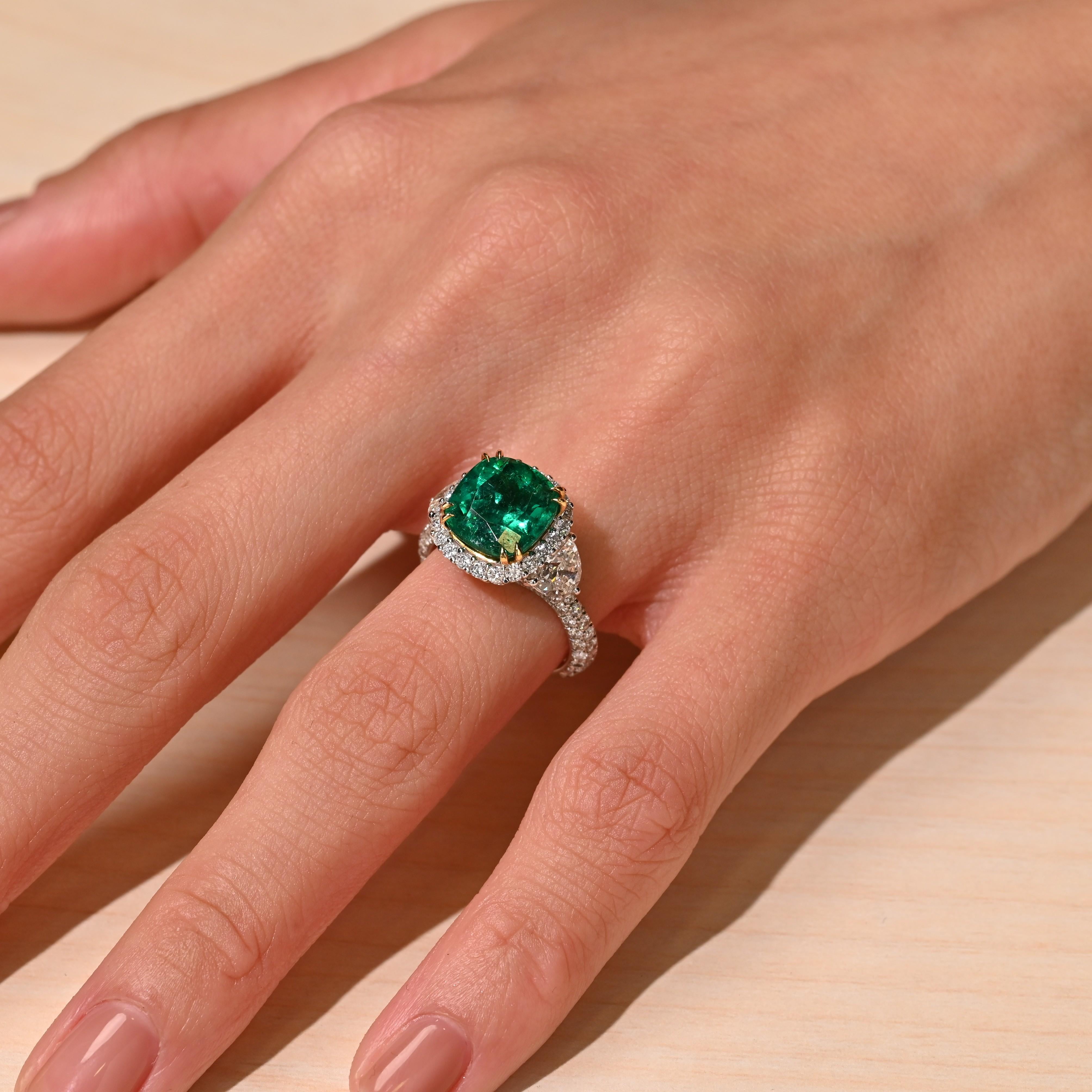 Art déco Bague avec émeraude colombienne coussin de 3,52 carats et demi-lune certifiée AGL en vente