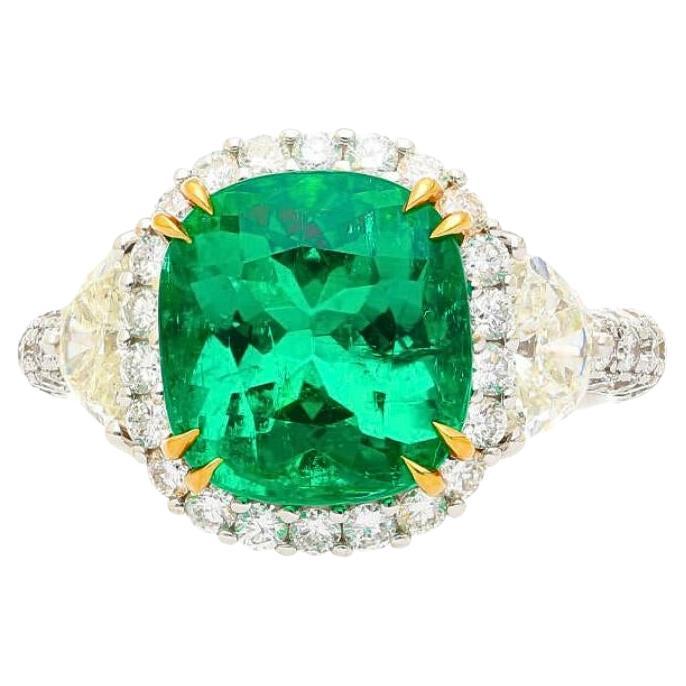 Anello con smeraldo colombiano e diamante in oro bianco 18K da 3,52 carati con taglio a cuscino e olio minore

Questo squisito anello con smeraldo colombiano è l'epitome del lusso e dell'artigianato. Con un meraviglioso smeraldo di 3,52 carati con