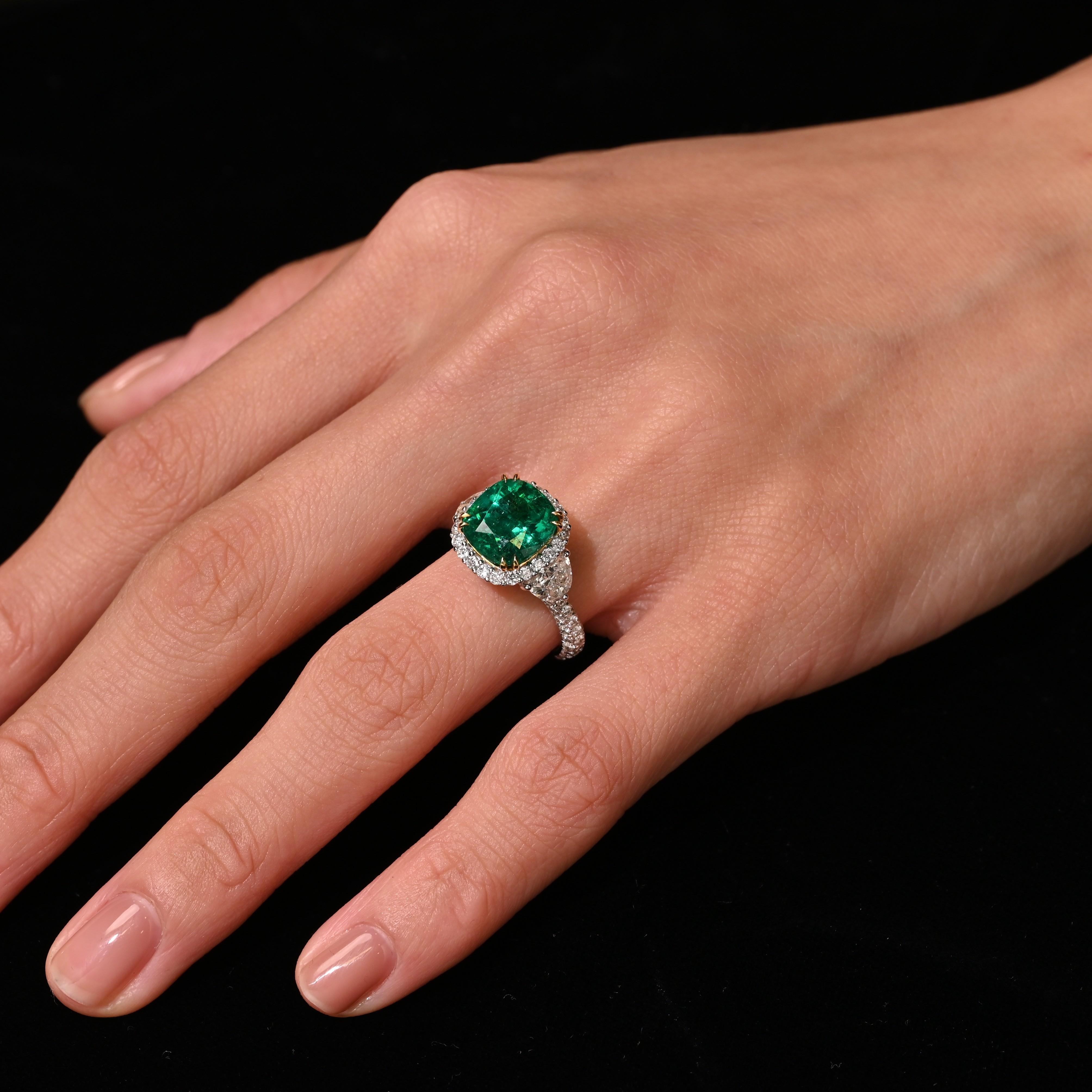 Taglio cuscino Anello con smeraldo colombiano e diamante a mezza luna certificato AGL da 3,52 carati a cuscino in vendita