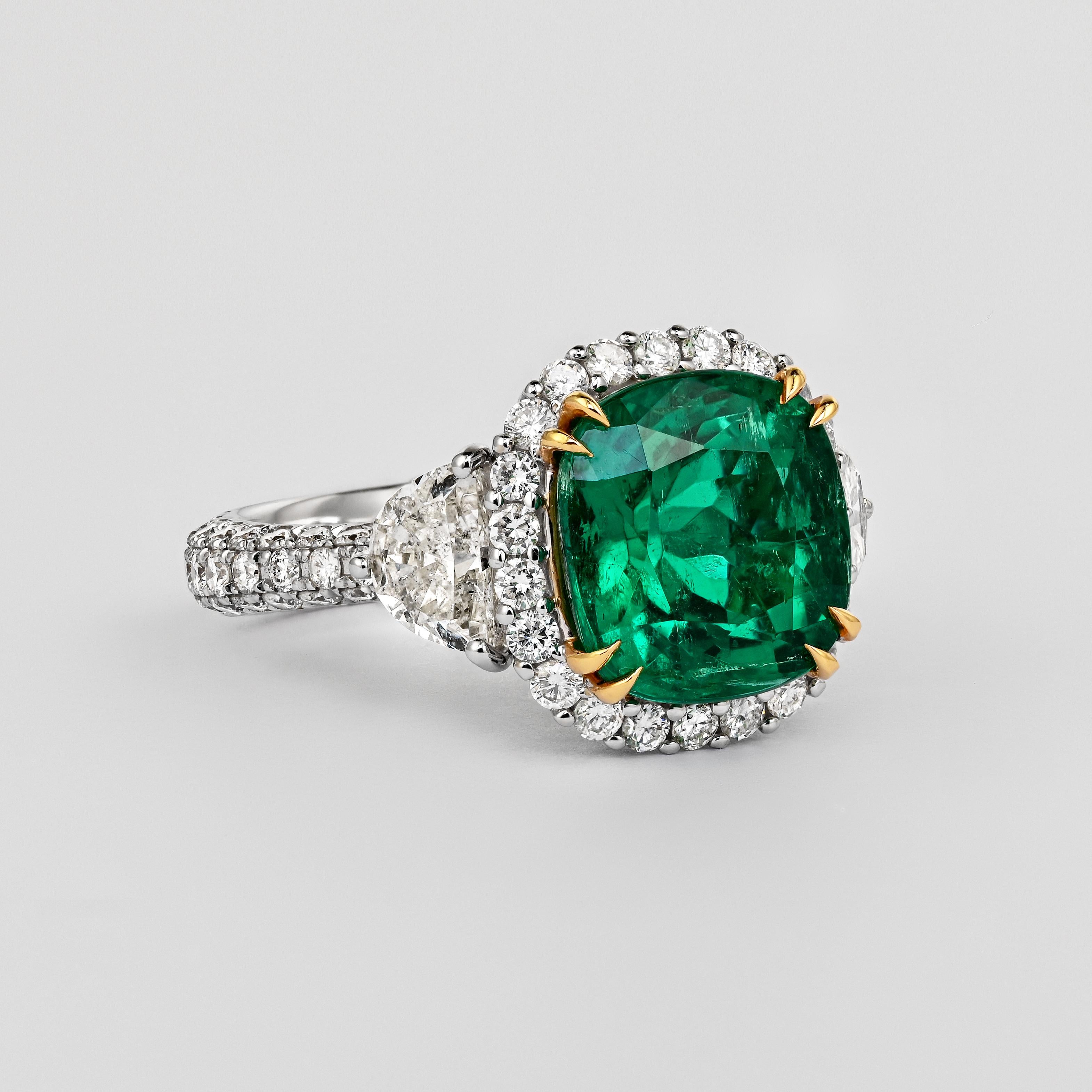 Anello con smeraldo colombiano e diamante a mezza luna certificato AGL da 3,52 carati a cuscino In condizioni Nuovo in vendita a Miami, FL