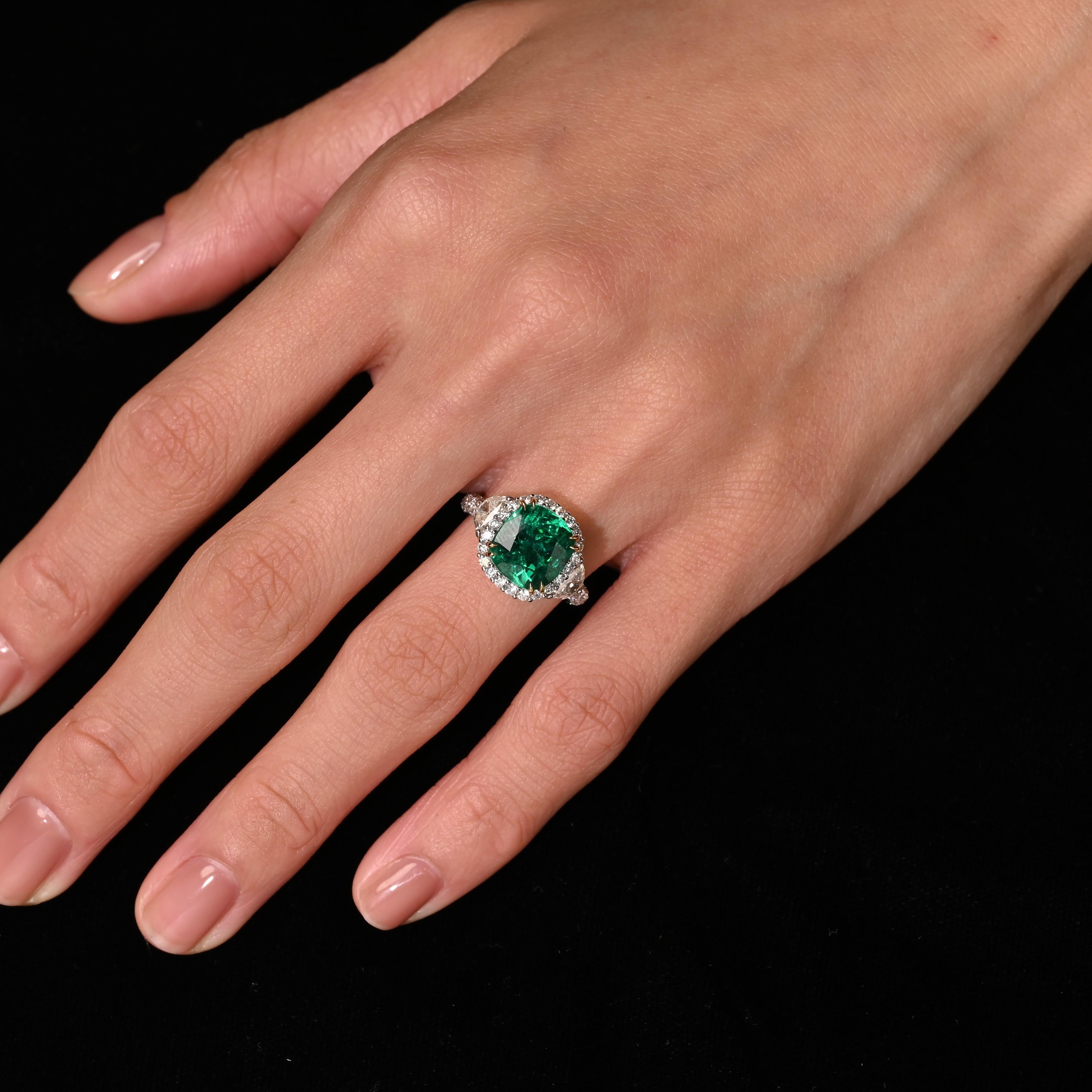 da uomo o donna Anello con smeraldo colombiano e diamante a mezza luna certificato AGL da 3,52 carati a cuscino in vendita
