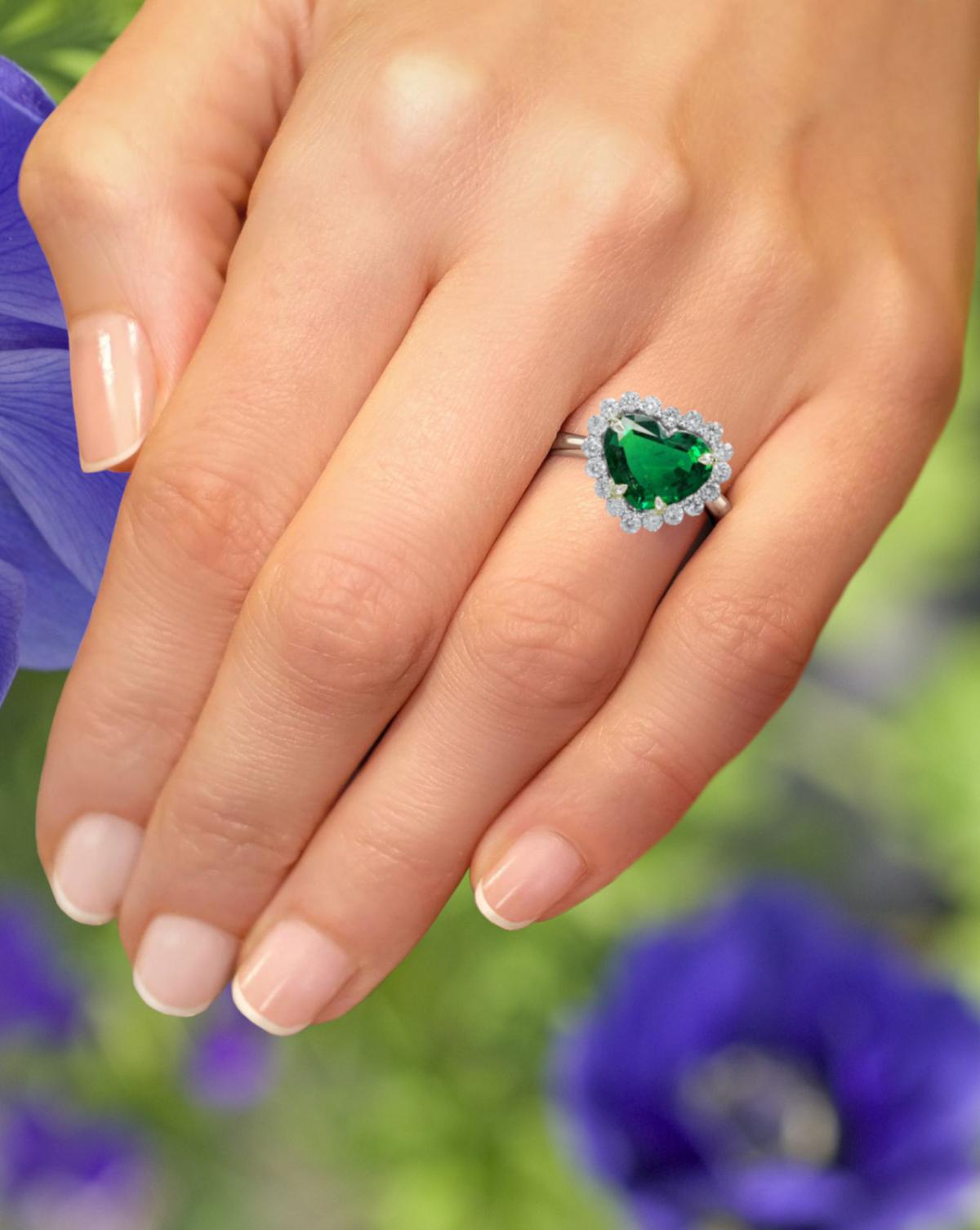 Modern MINOR OIL IGI Certified Heart Shape Green Emerald White Diamond Ring