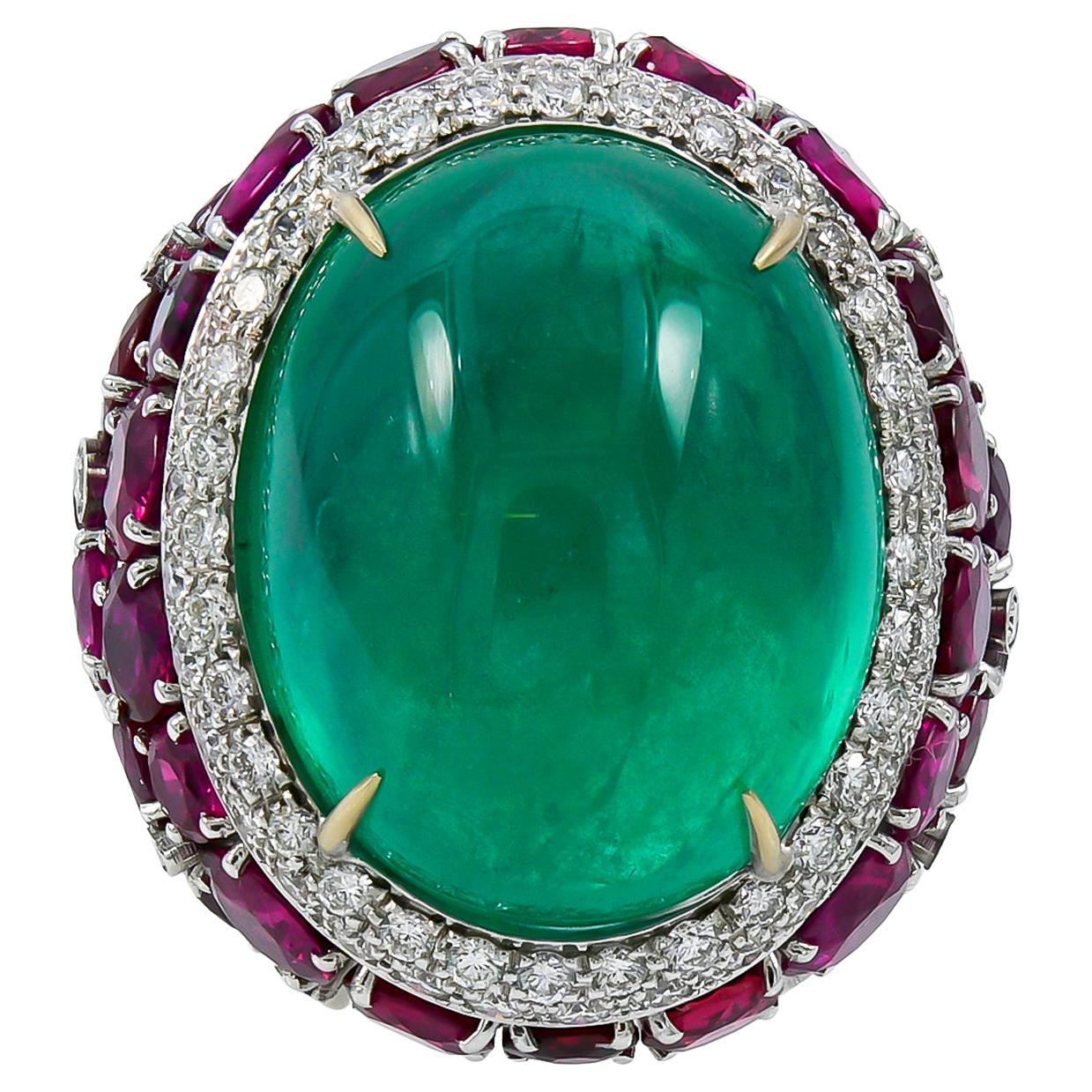 Bague cocktail en rubis et émeraude cabochon de 37 carats certifiée AGL