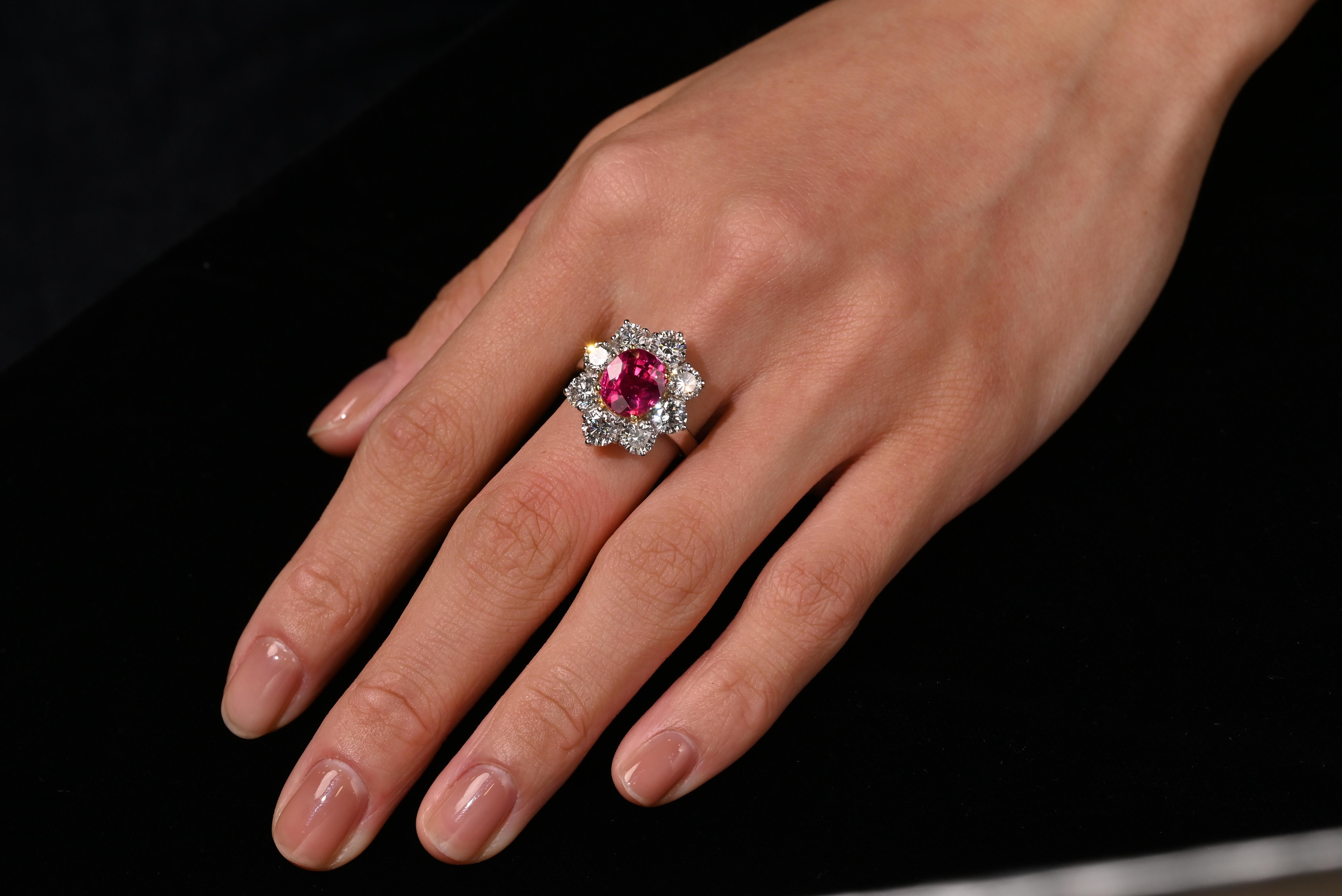 Moderne Bague en platine avec rubis de Birmanie ovale non chauffé de 3,8 carats et halo de diamants certifié AGL en vente