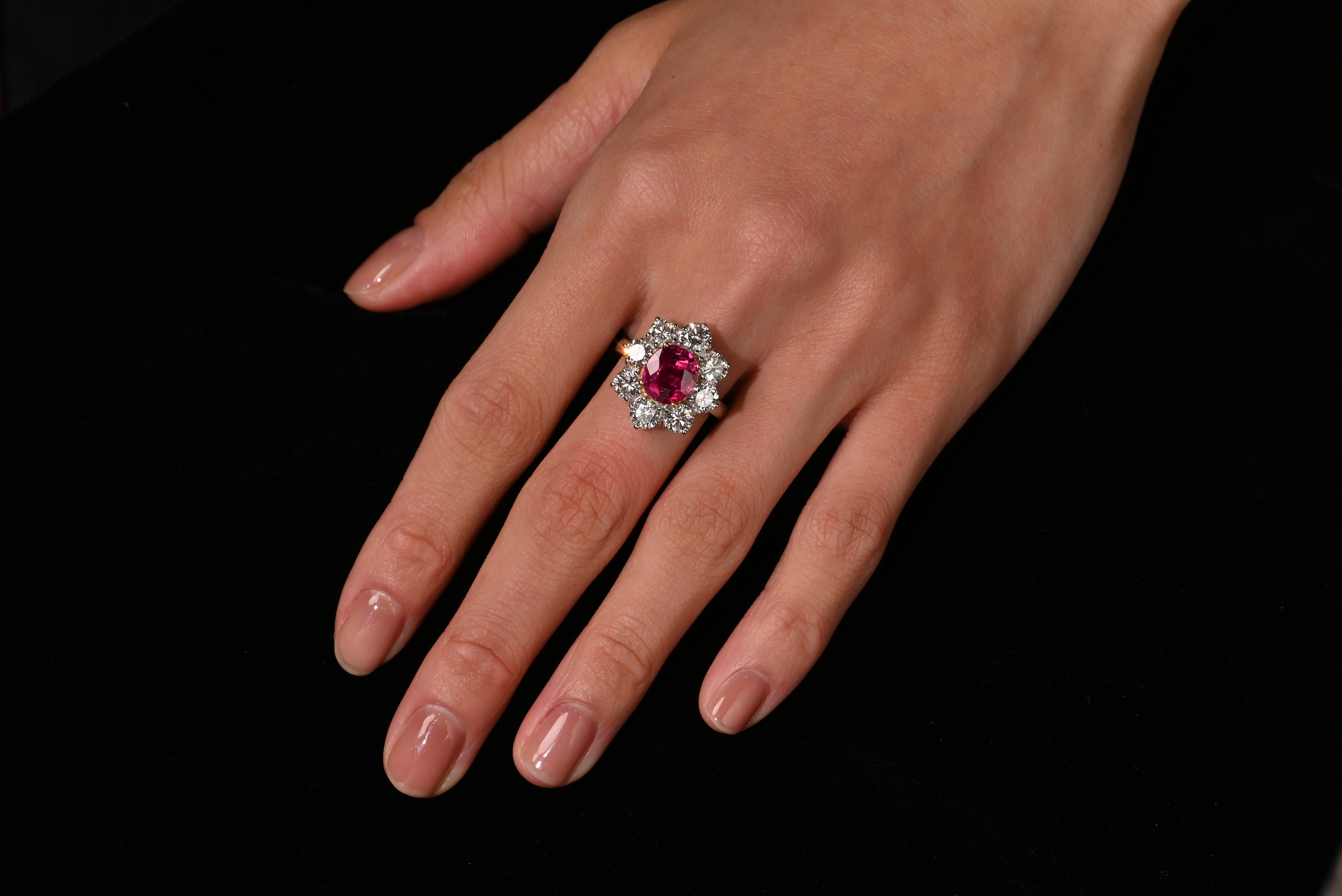 Taille ovale Bague en platine avec rubis de Birmanie ovale non chauffé de 3,8 carats et halo de diamants certifié AGL en vente